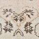 Rare tapis vintage fait main tons rose poudré et beige, motifs floraux