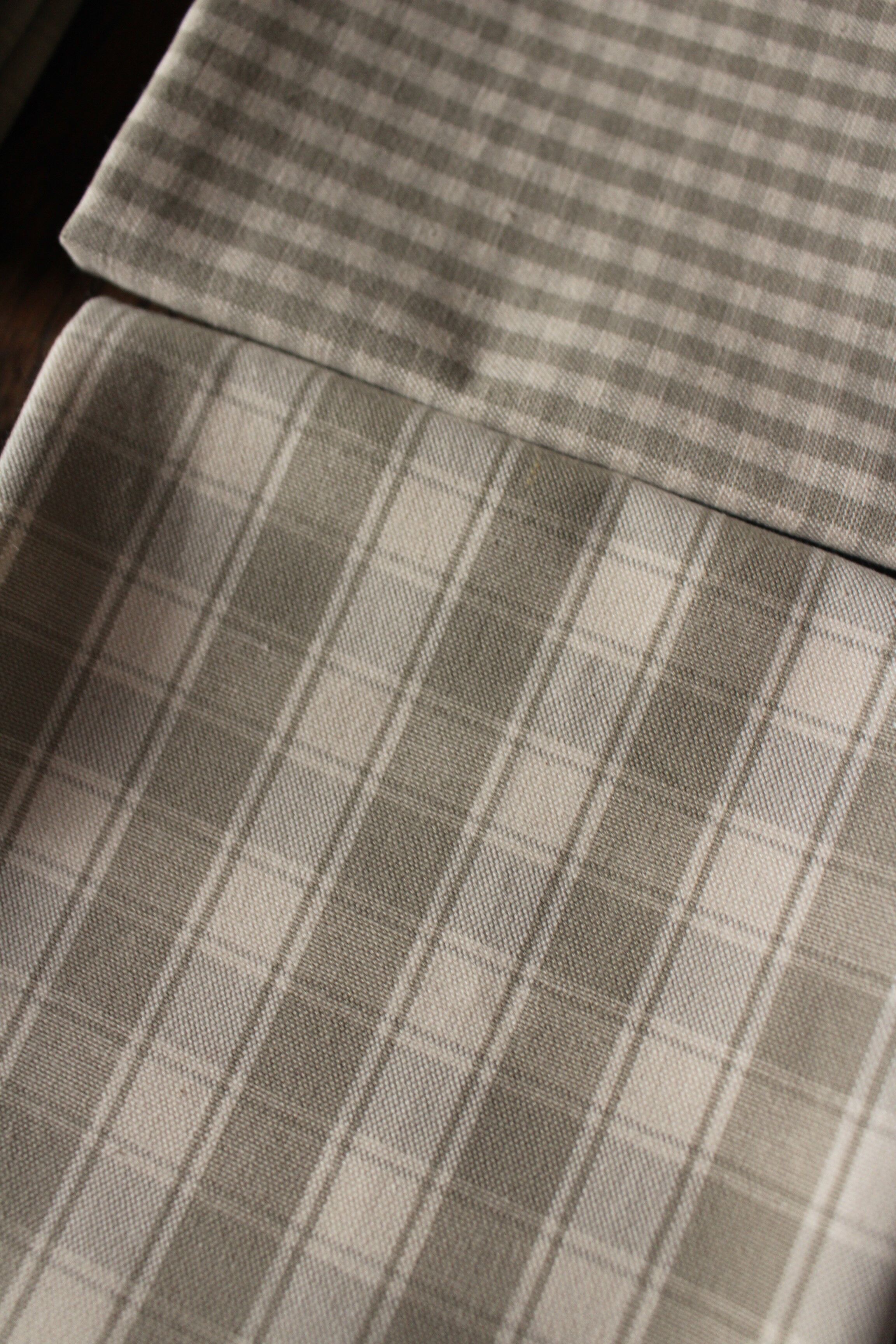 Lot 6 gingham cotton napkins and beige linen tiles