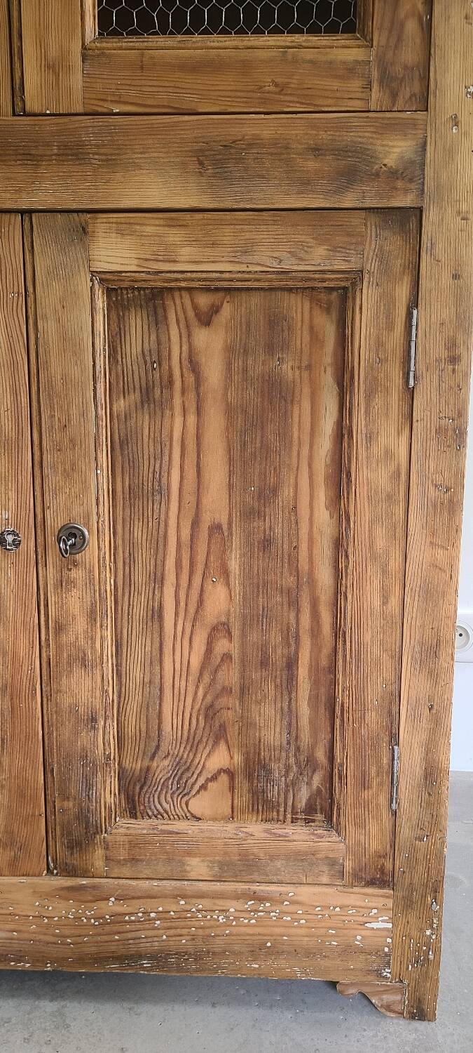 Wooden mesh linen cupboard