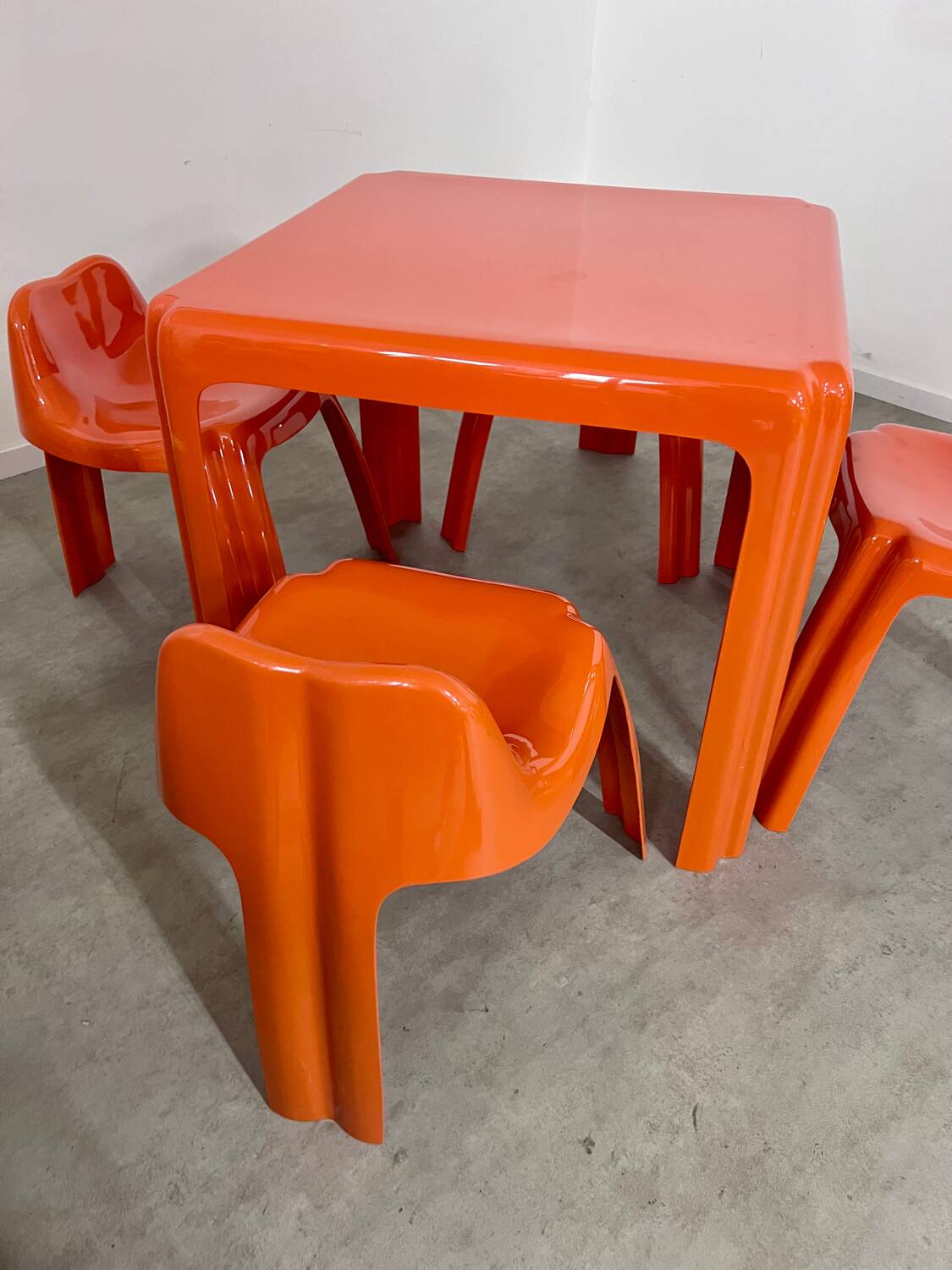 Table and 4 chairs in orange fiberglass design from the 70s Patrick Gingembre Paulus edition