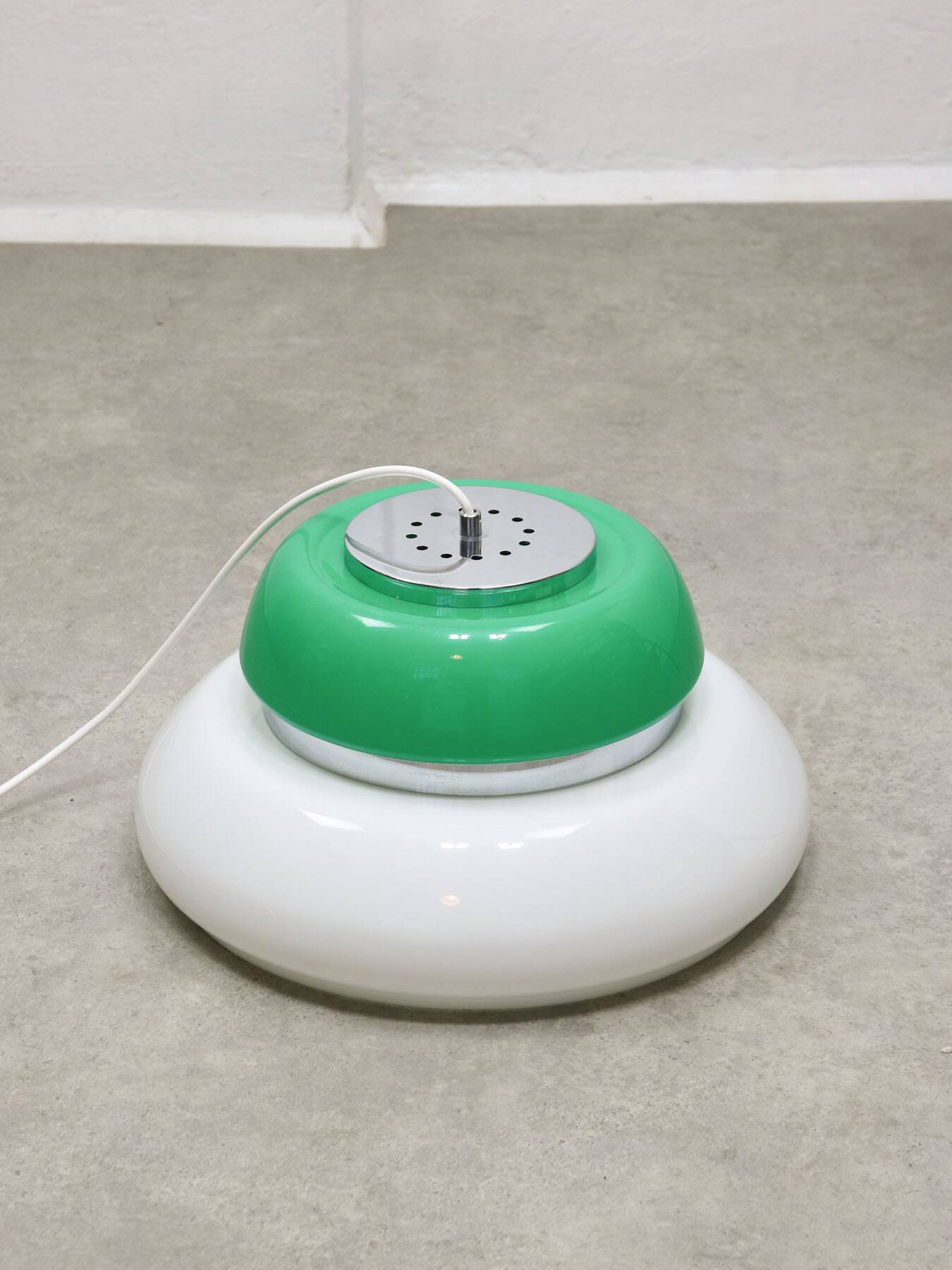 Italian Space Age Lamp in Green in White & Green Plexiglas and Chrome, 70s