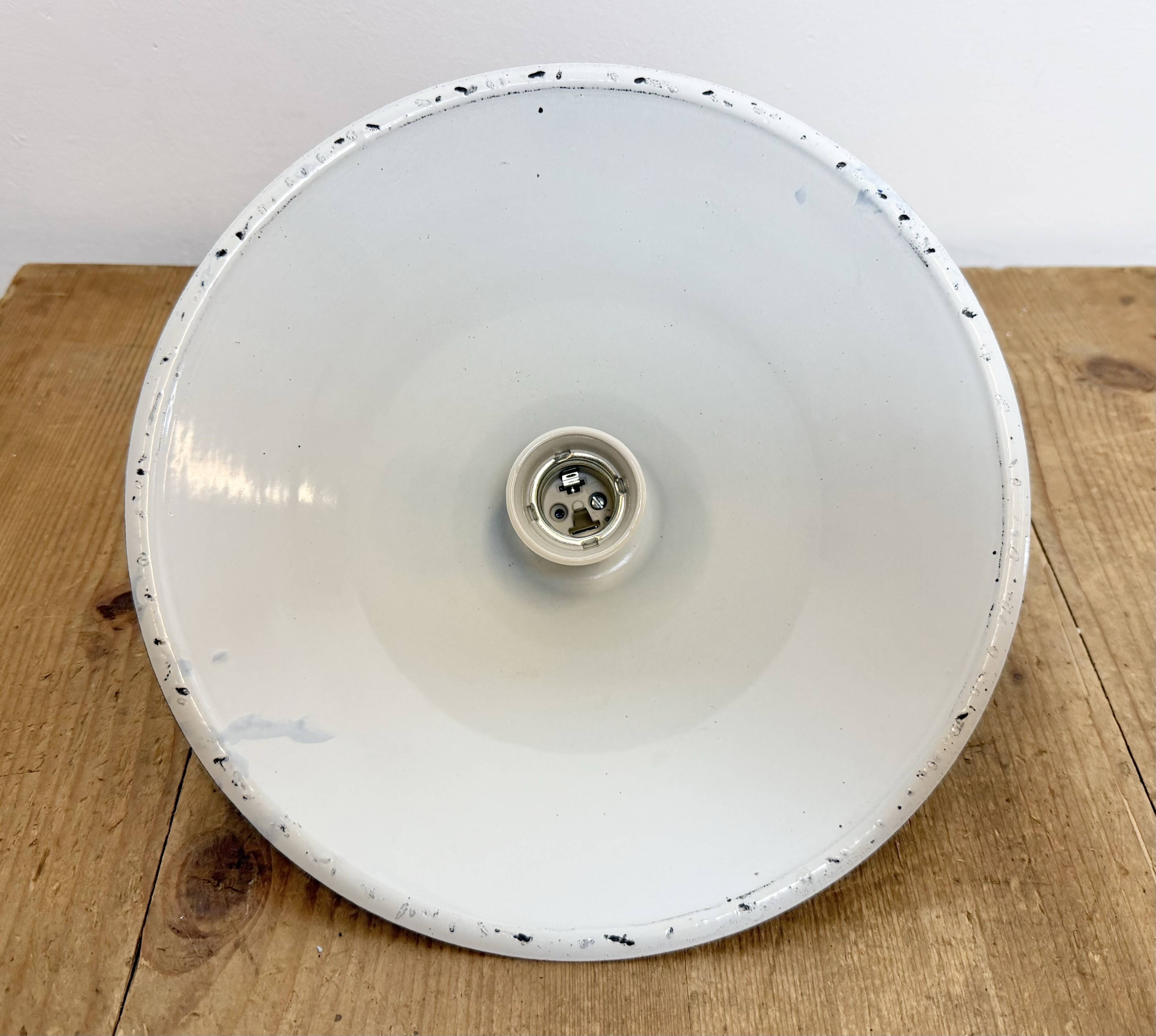 Lampe suspendue industrielle en émail bleu britannique, années 1950