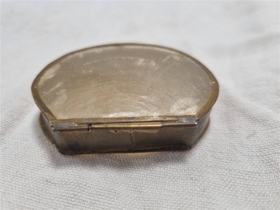 Mother-of-pearl pillbox