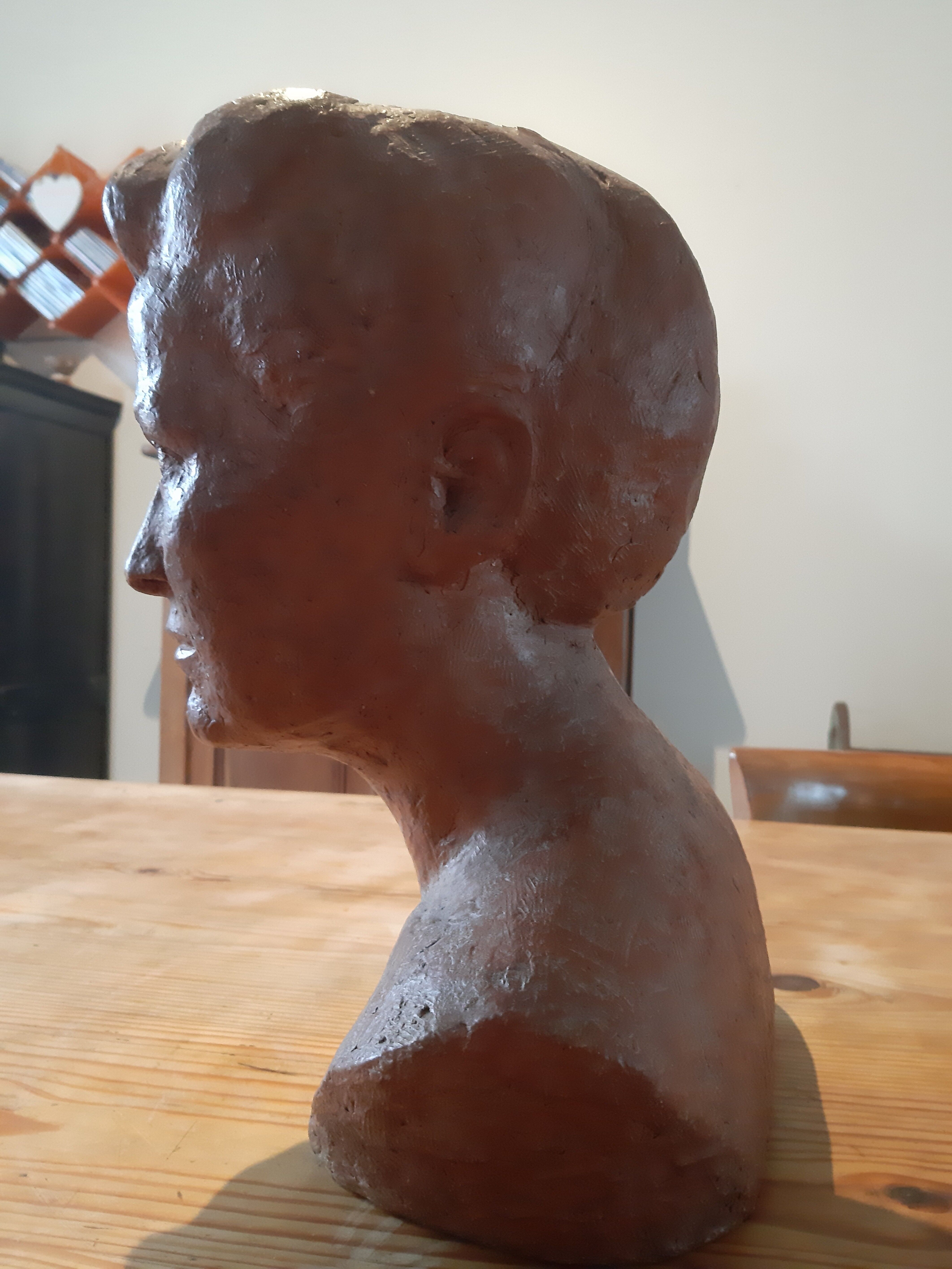 Bust woman of the 50s in terracotta