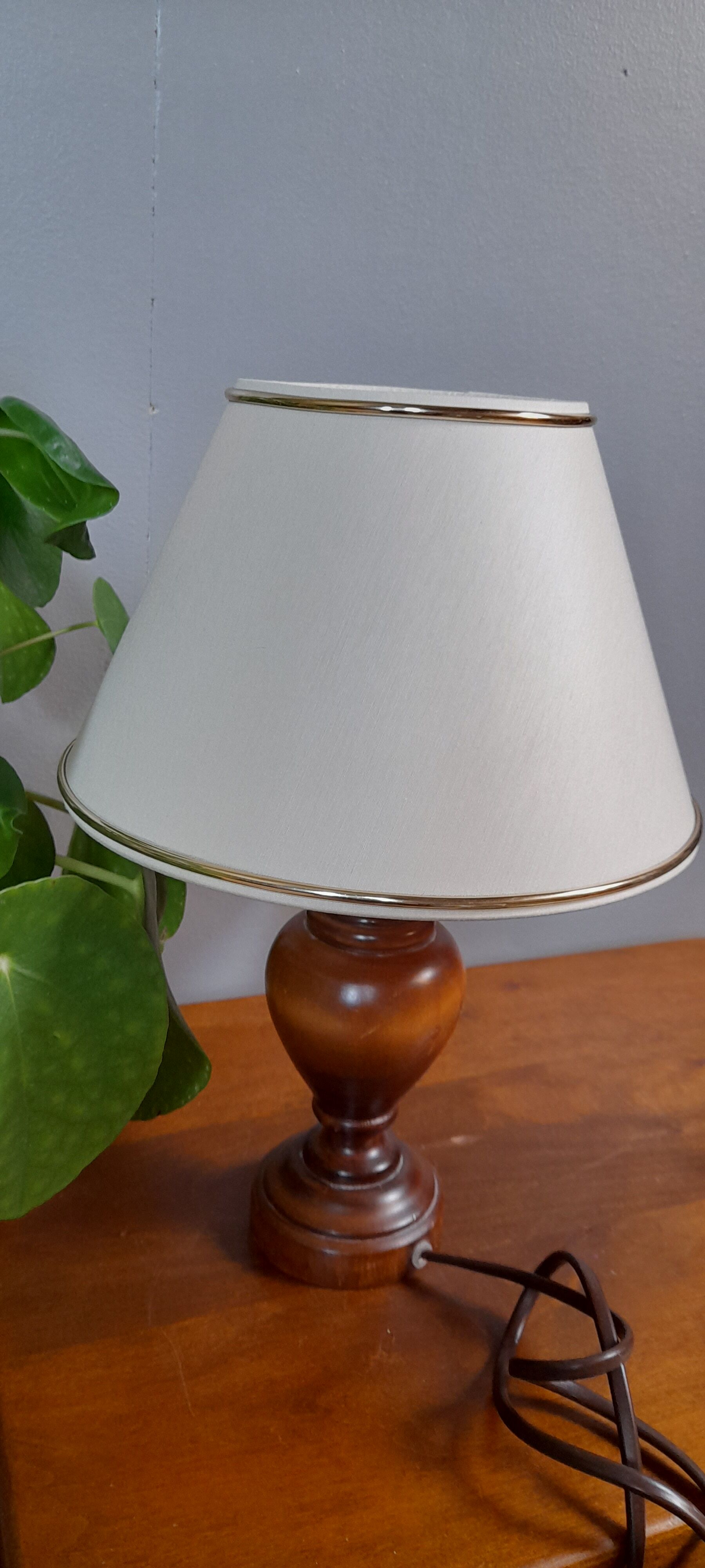Small table lamp foot turned wood, unbleached lampshade - vintage