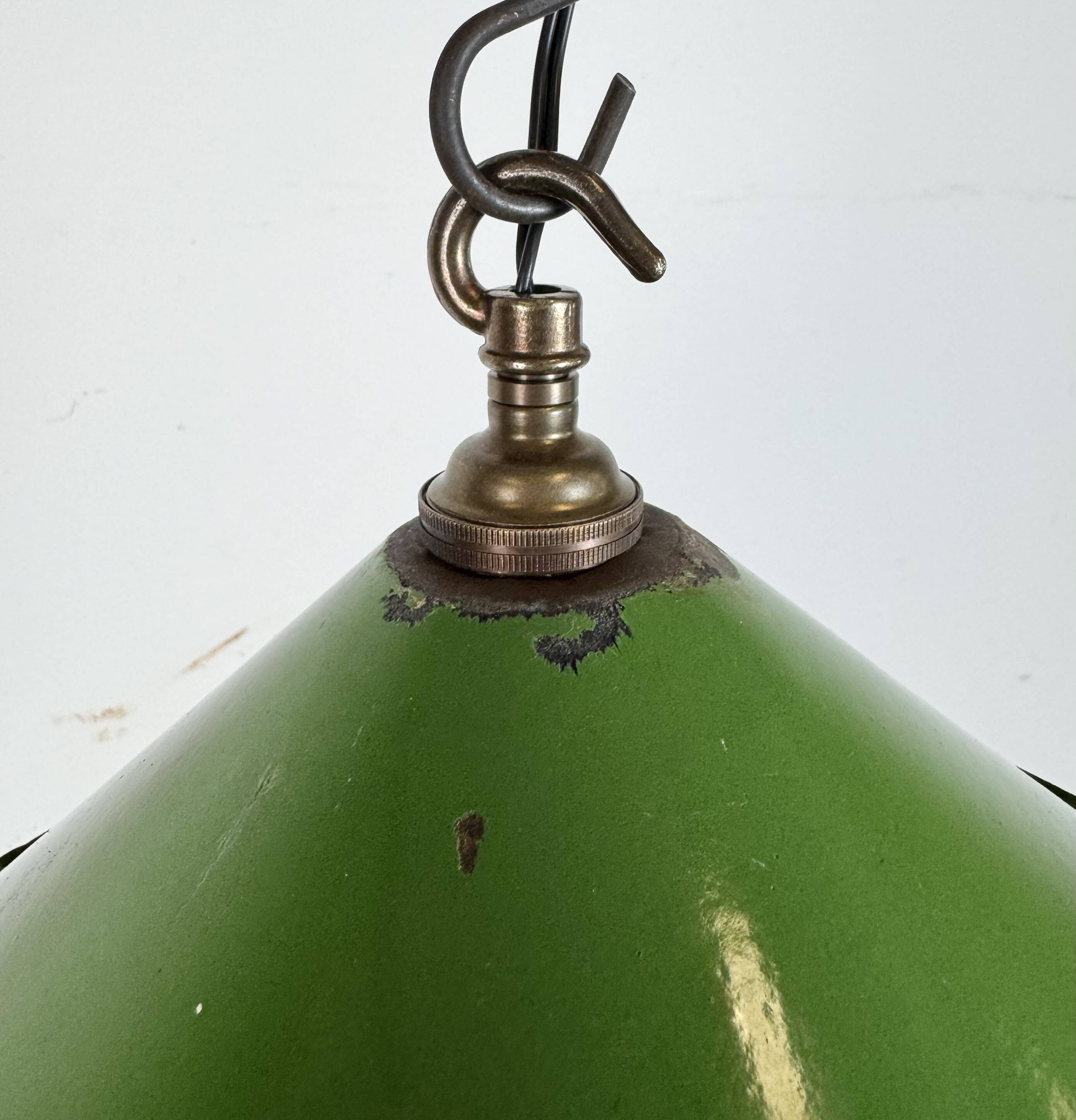 Suspension industrielle britannique en émail vert, années 1950