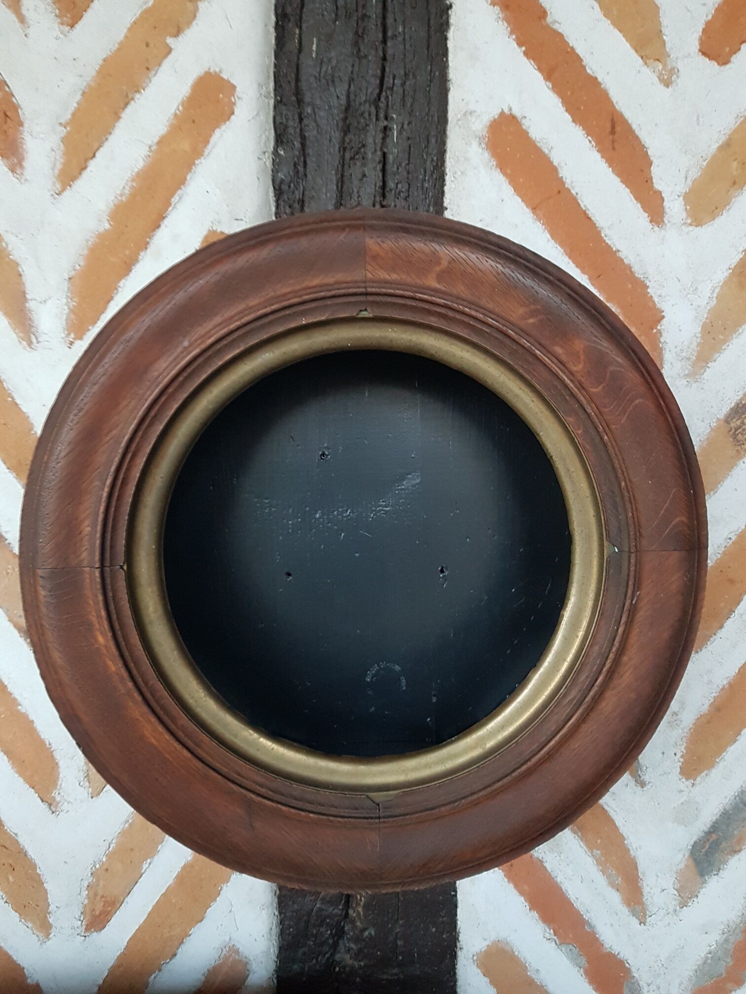 Black round wall shelf