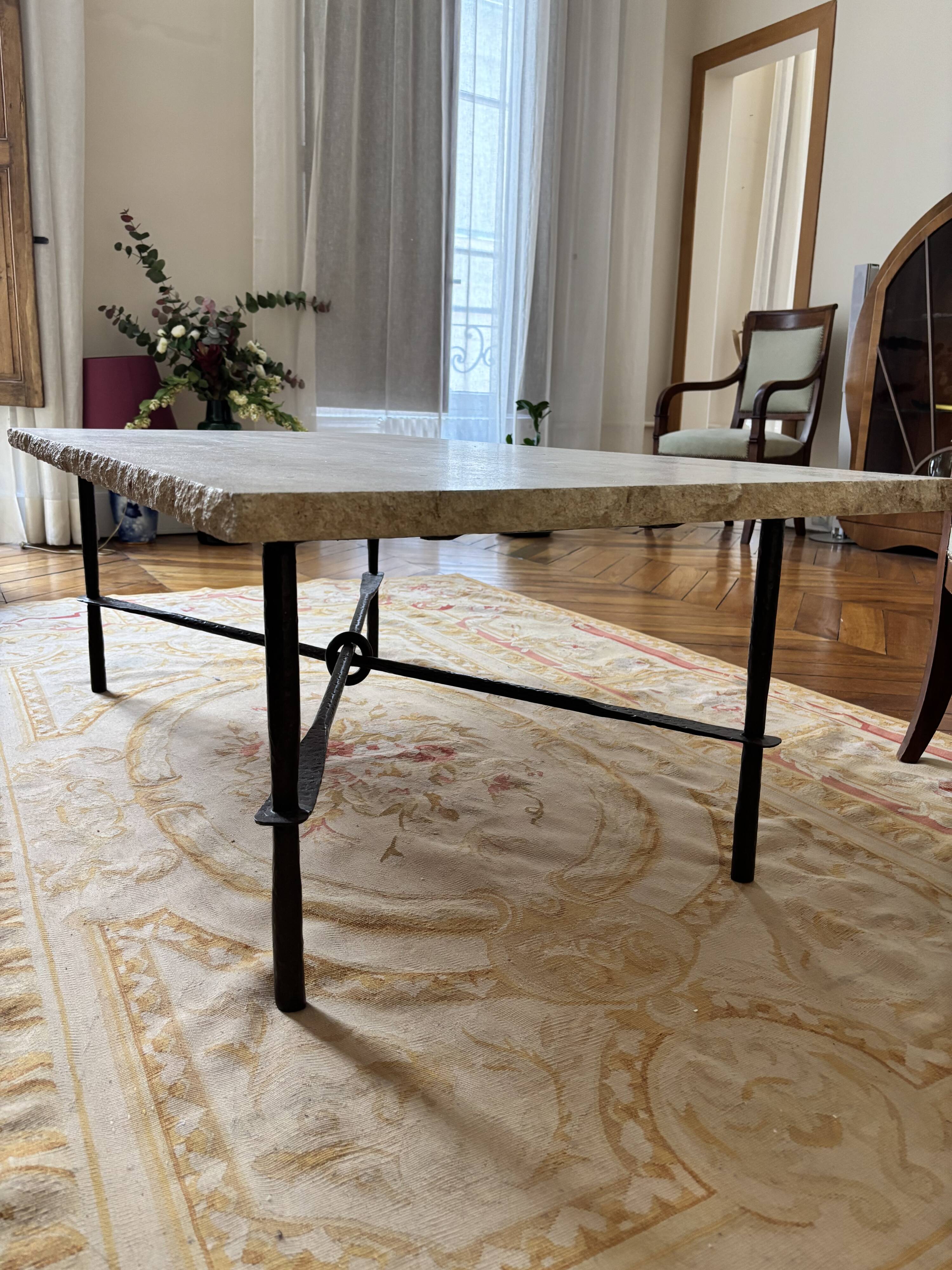 Table basse en travertin et piétement en fer forgé