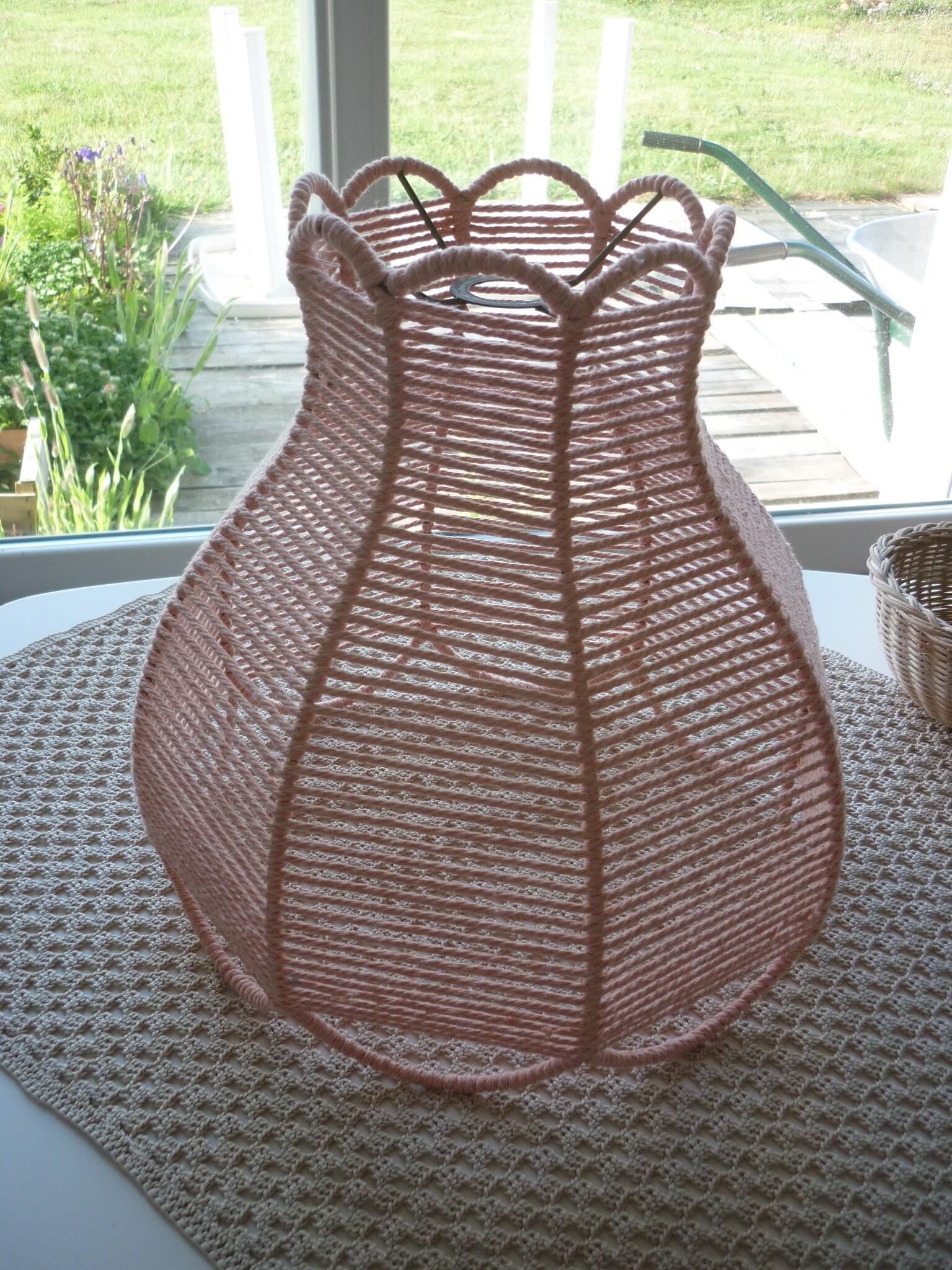 Abat-jour tressé en coton rosé