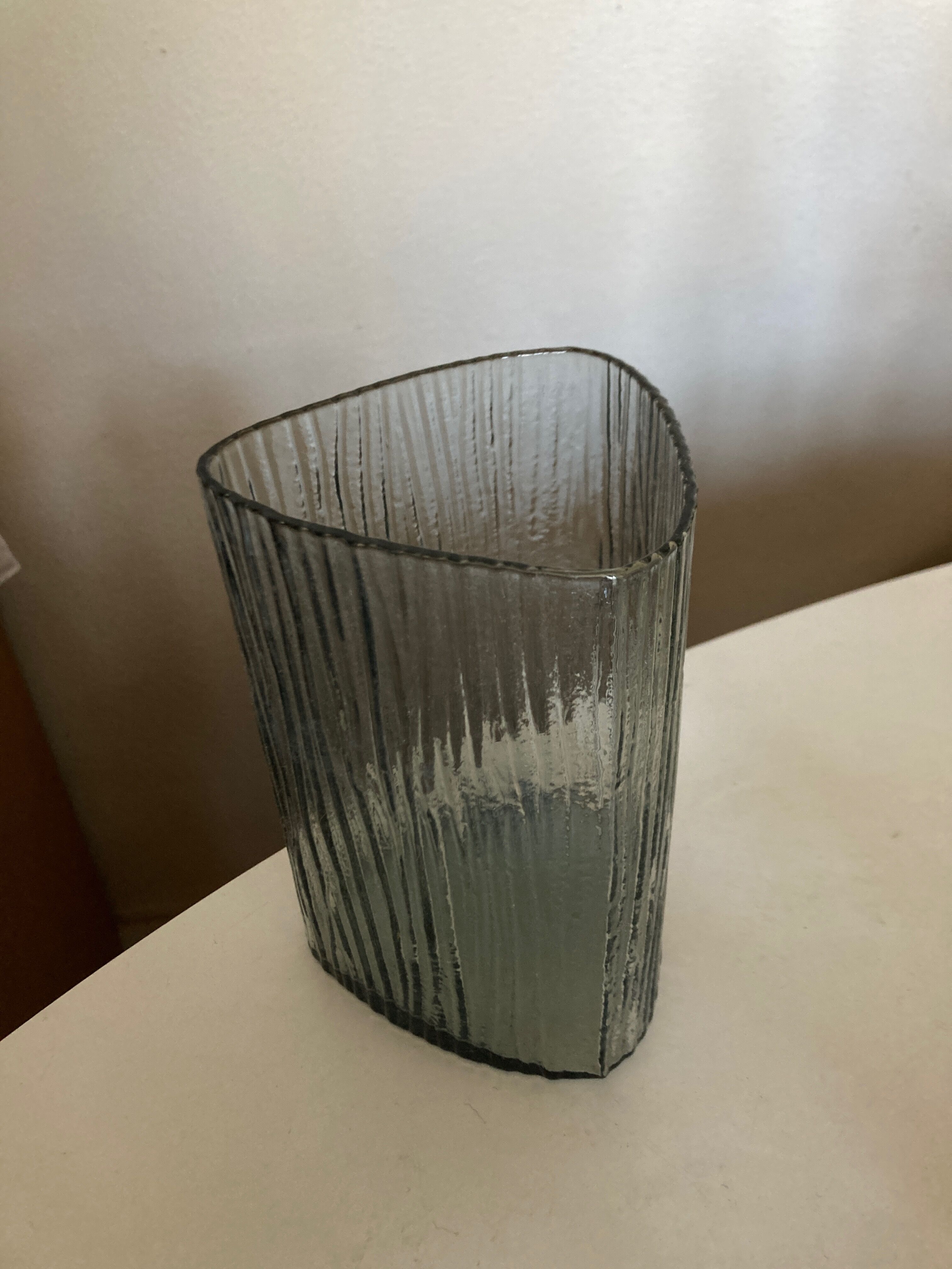 Product Pop up Christmas 22 gray glass vase tree trunk