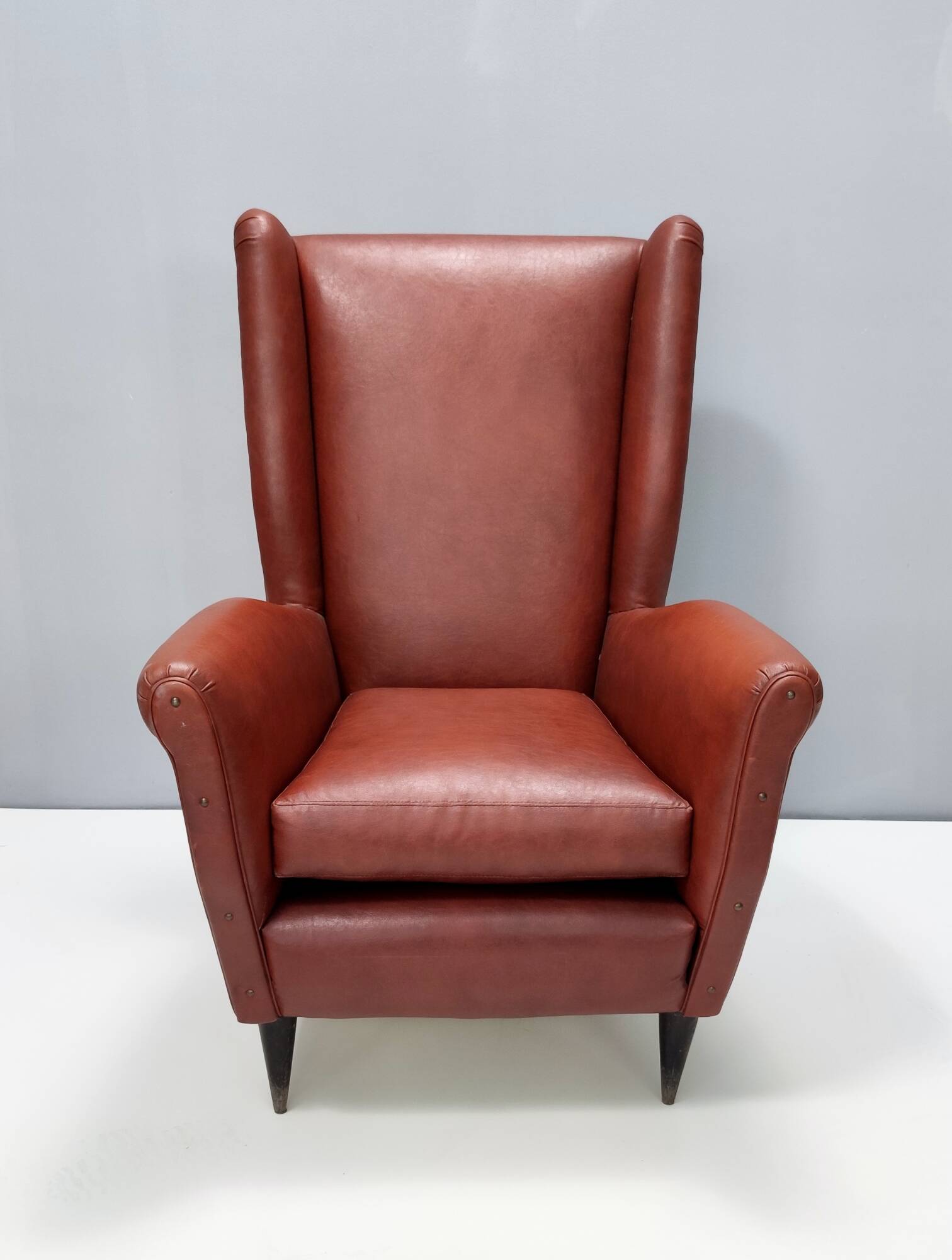 Fauteuil à oreilles en Skai Attr. au modèle 512 attr. à Gio Ponti Produit par ISA