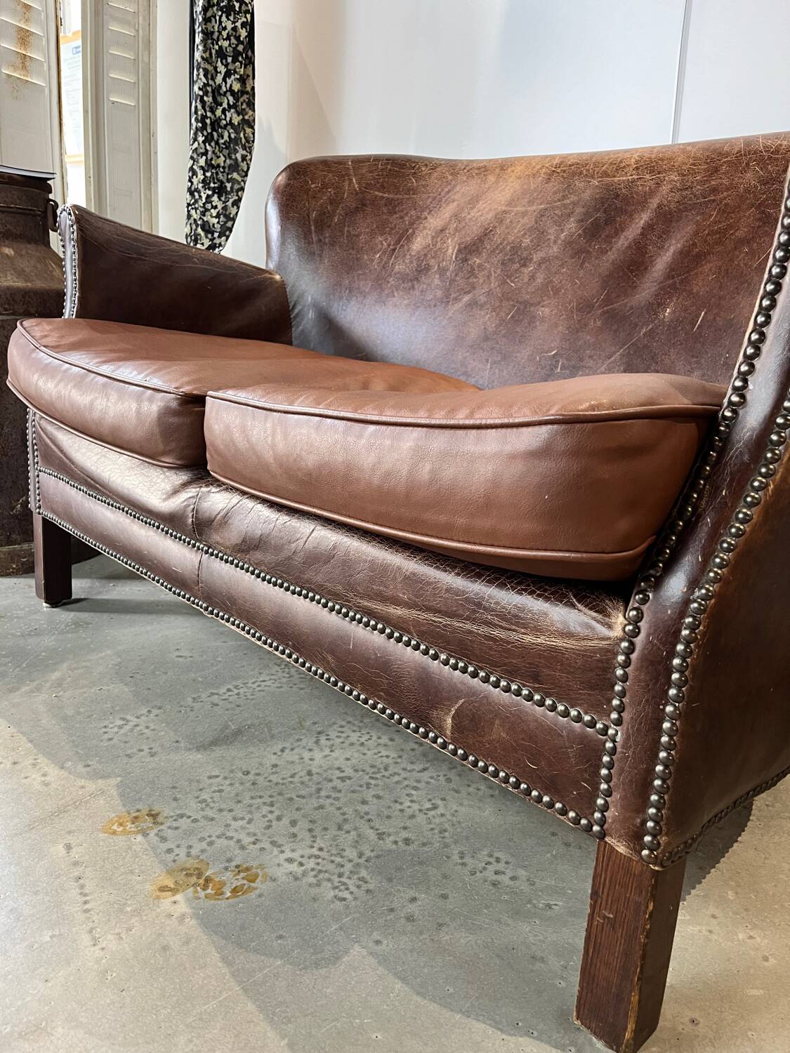 Banquette vintage en cuir clouté