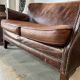 Banquette vintage en cuir clouté