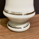 Vase sur piédouche en opaline blanche XIXe