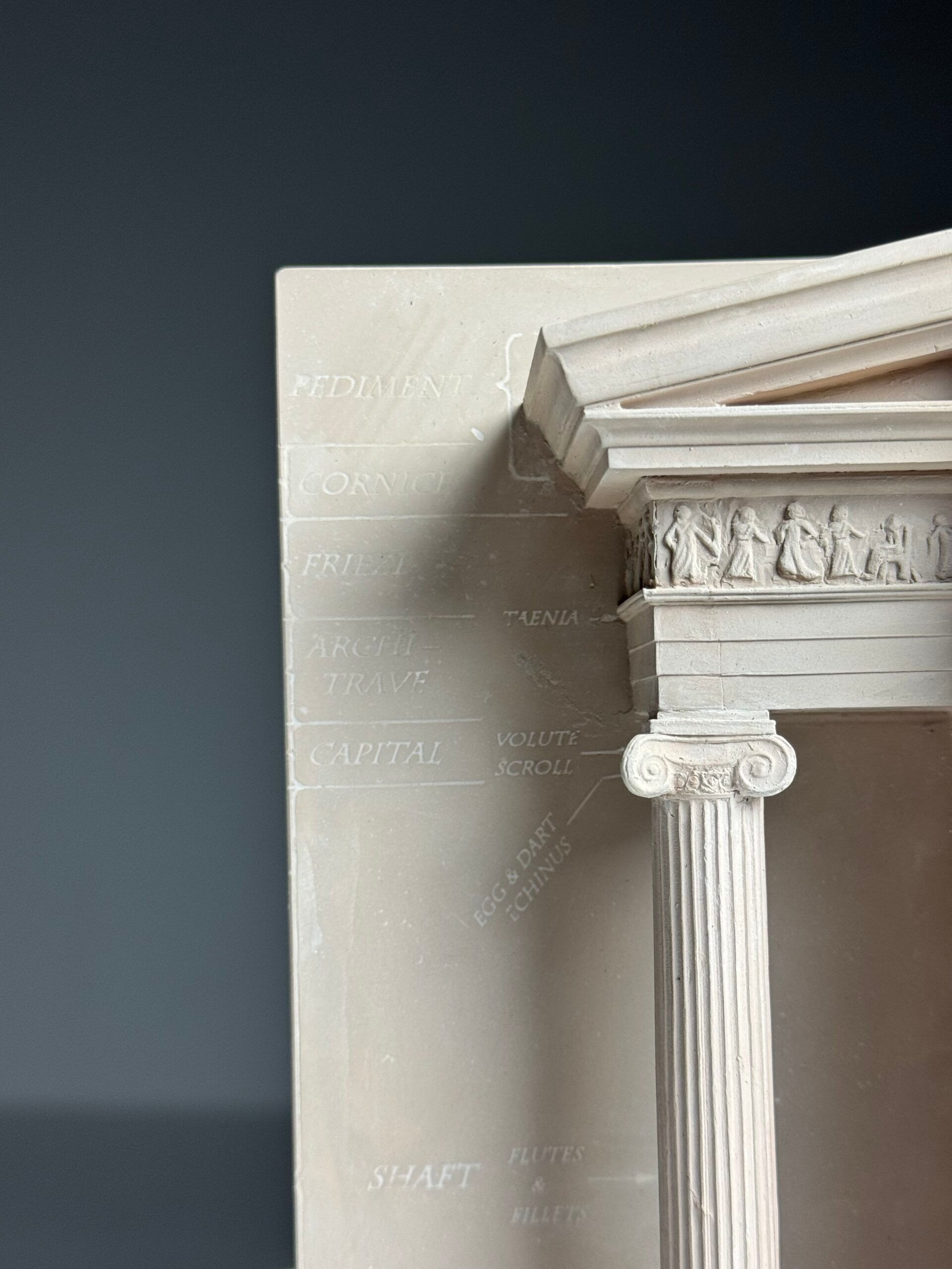 Set of ionic bookends