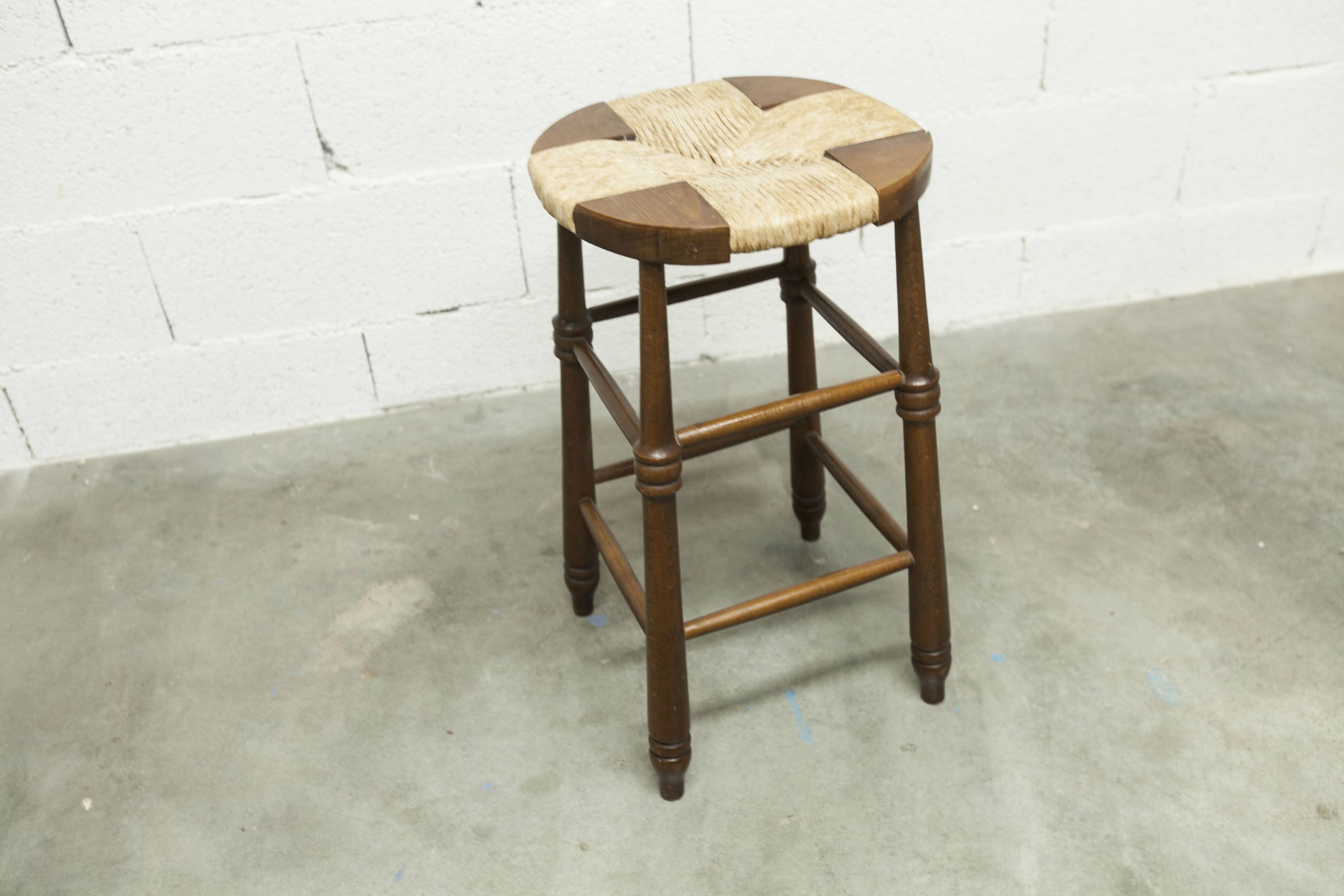 Tabouret brutaliste bois et paille 1960 59cm