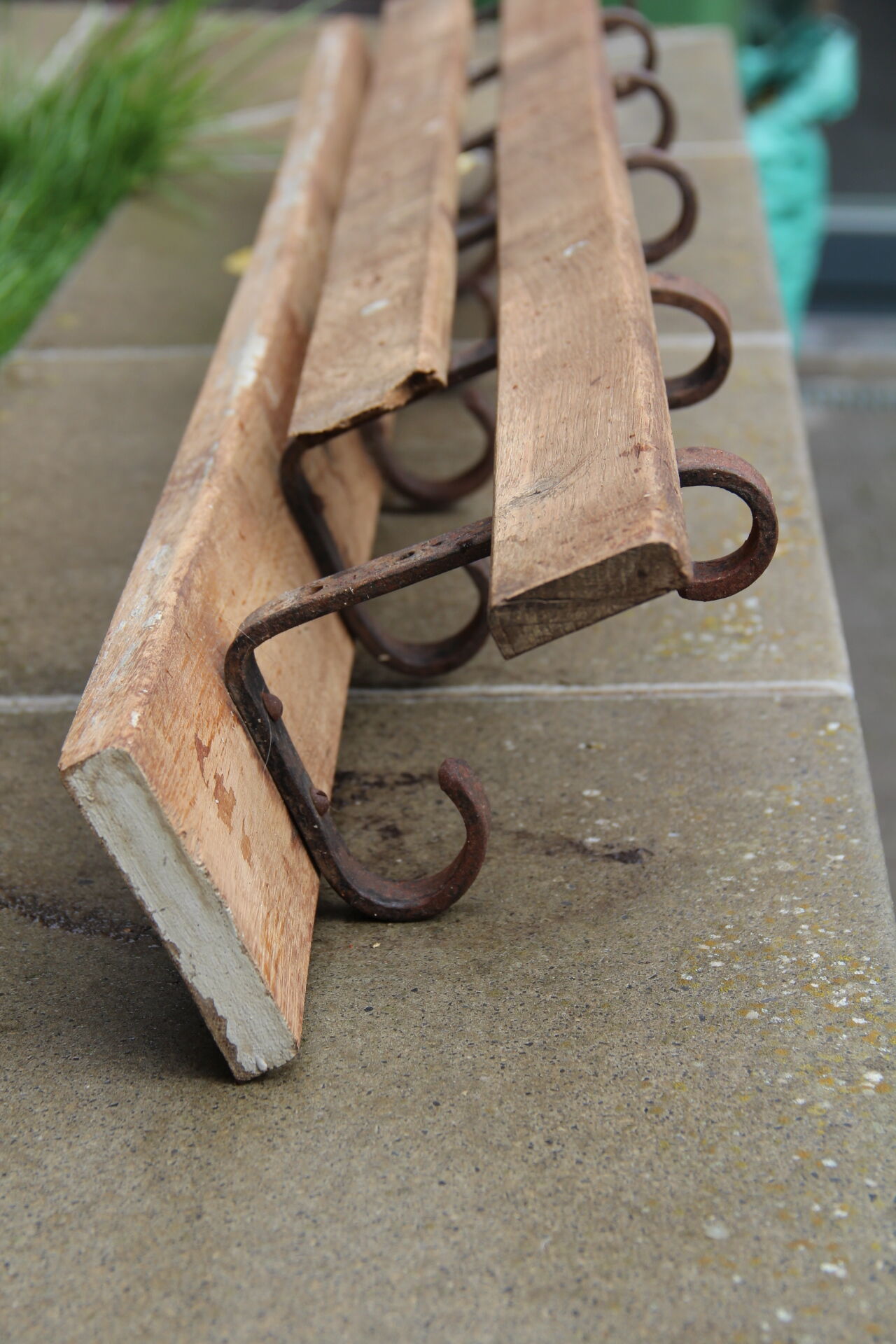 Old workshop coat hanger at 6 patères