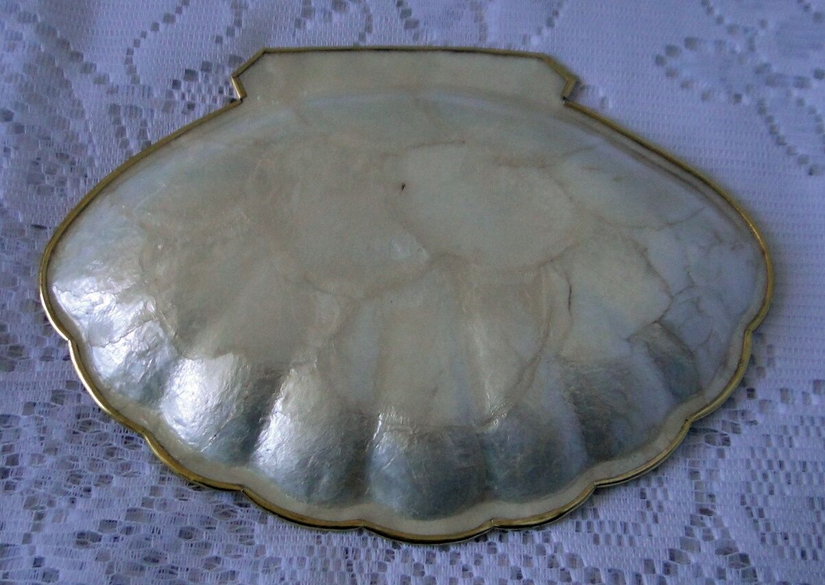 Empty pocket or soap holder in white mother-of-pearl shape scallop shell