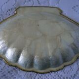 Empty pocket or soap holder in white mother-of-pearl shape scallop shell
