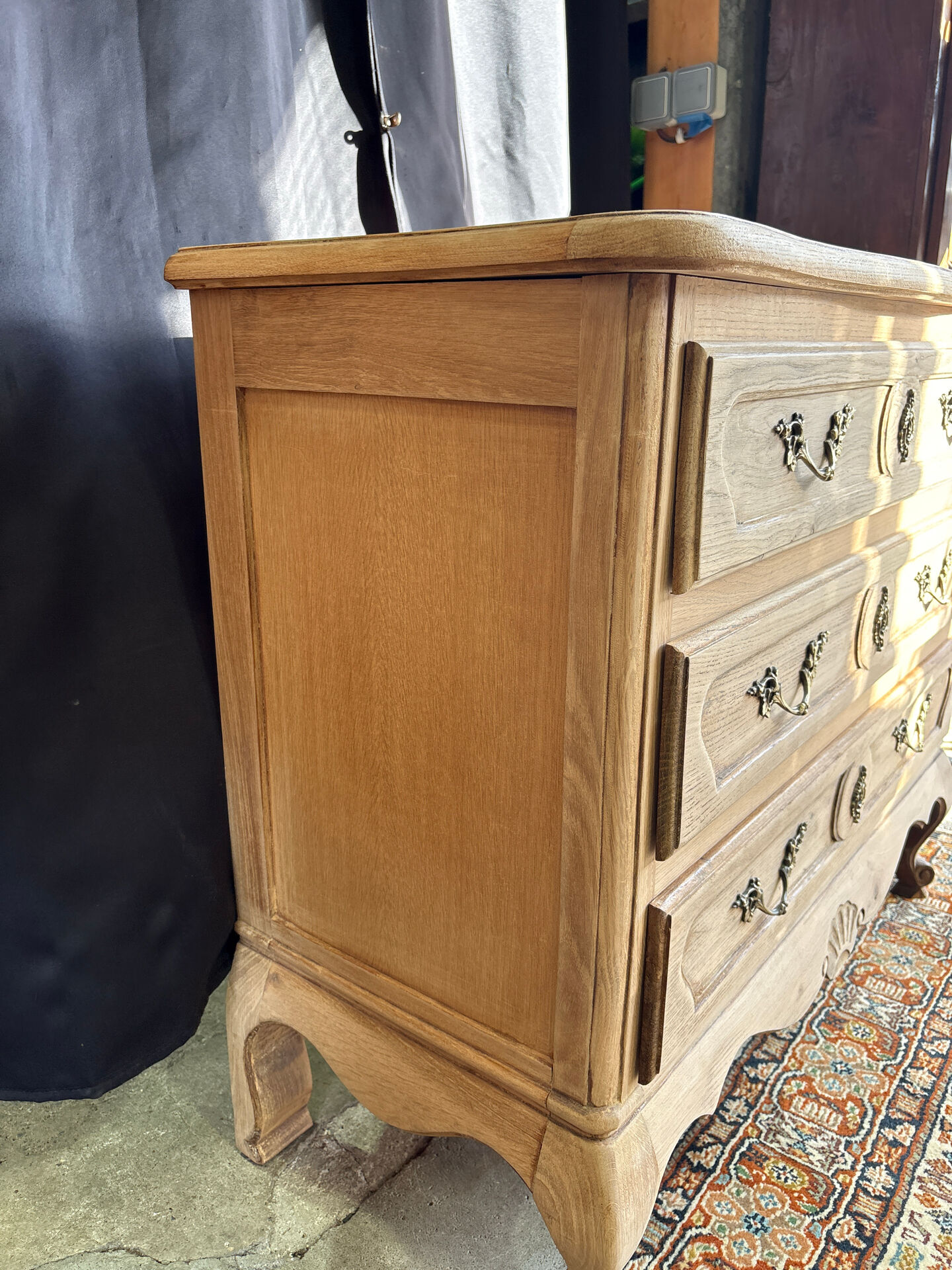 Raw oak chest of drawers in Louis XV style – 3 drawers