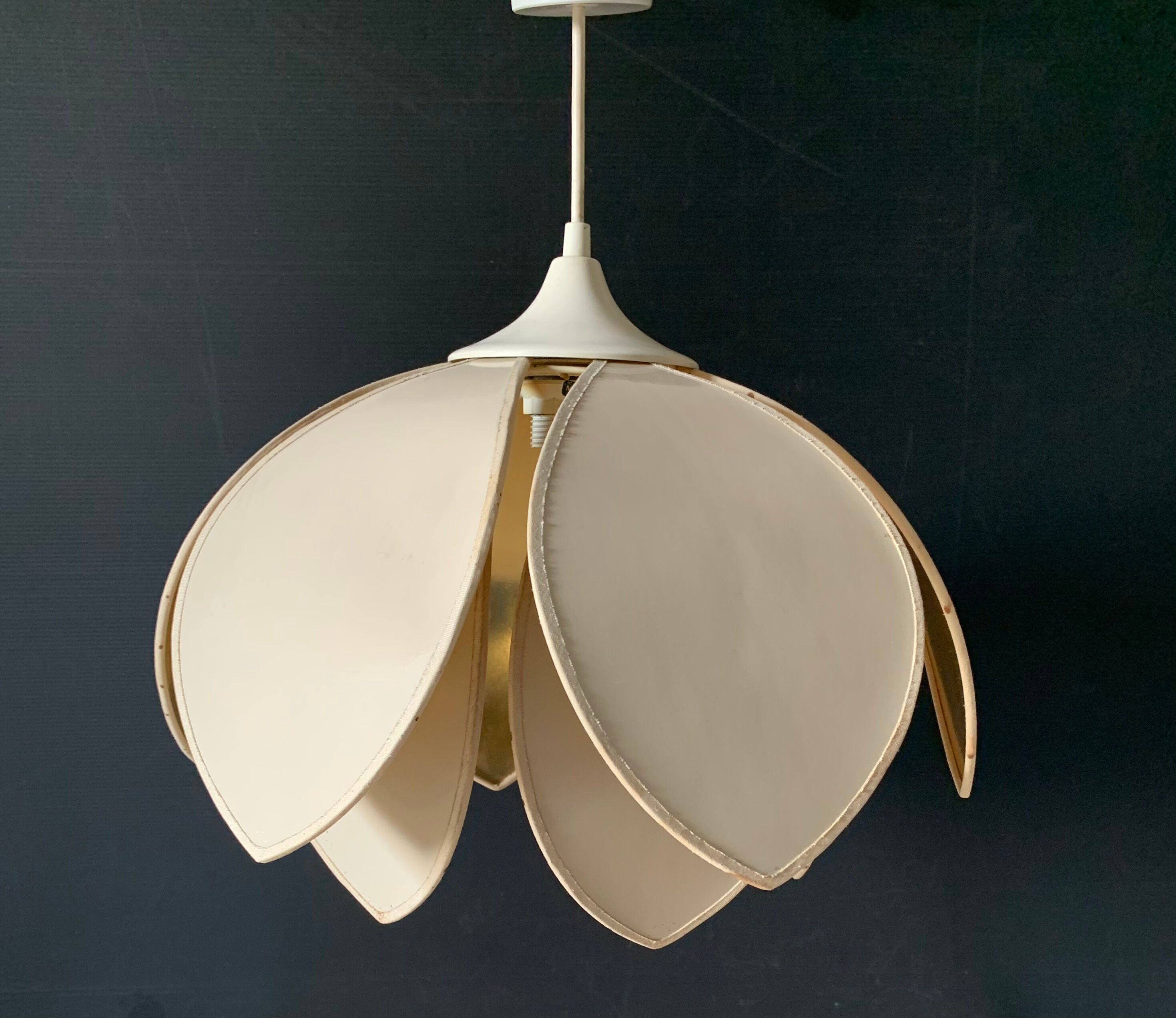 Suspension fleur de lotus vintage