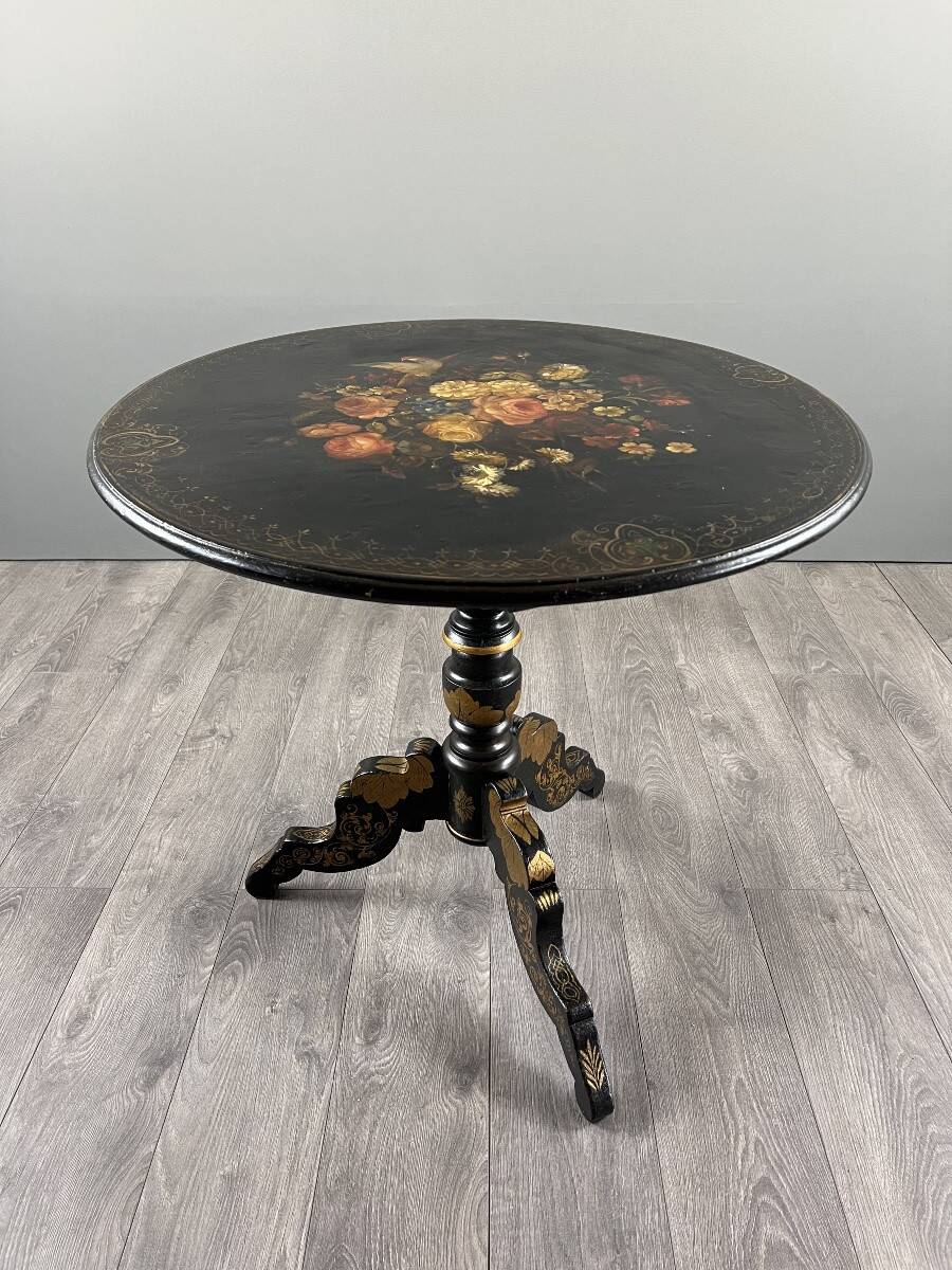 Napoleon III guéridon table in black lacquered wood with floral painted decoration, 19th century.