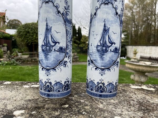 Paire de vases Delft décor marine bleue