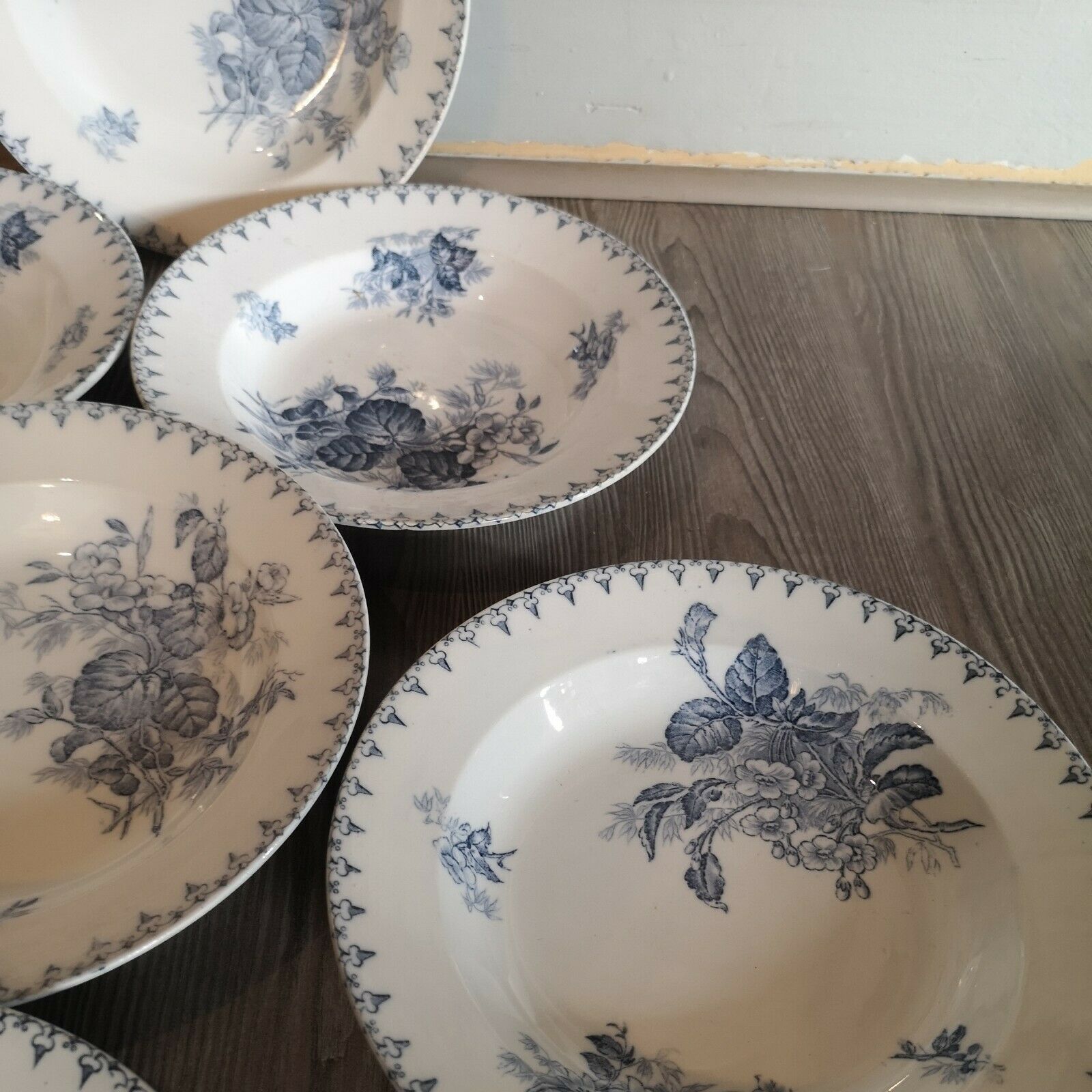 Série de 7 assiettes creuses en faïence Sarreguemines modèle Flore
