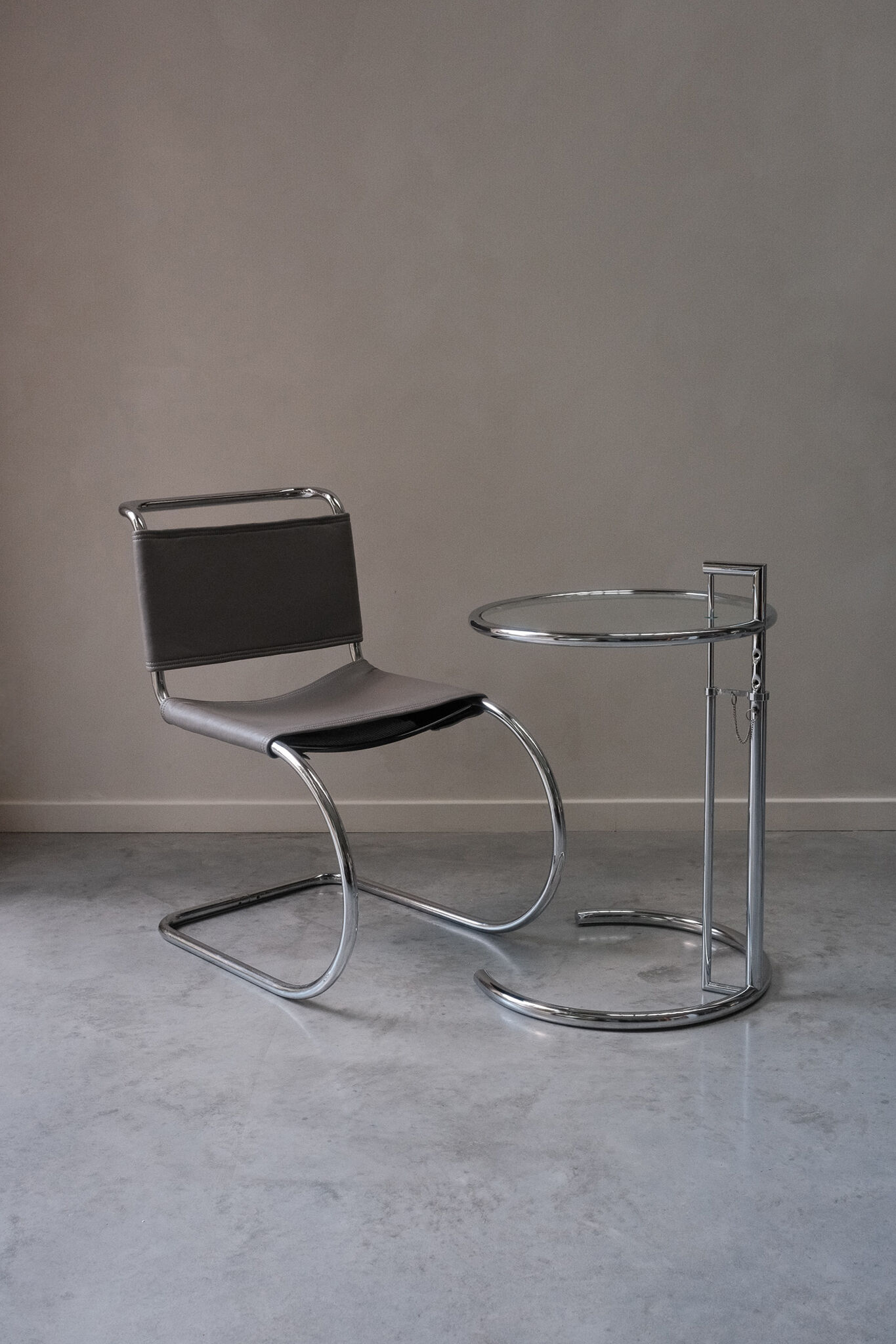 Fauteuil et table d'appoint (dans le style de Ludwig Mies van der Rohe et Eileen Gray)