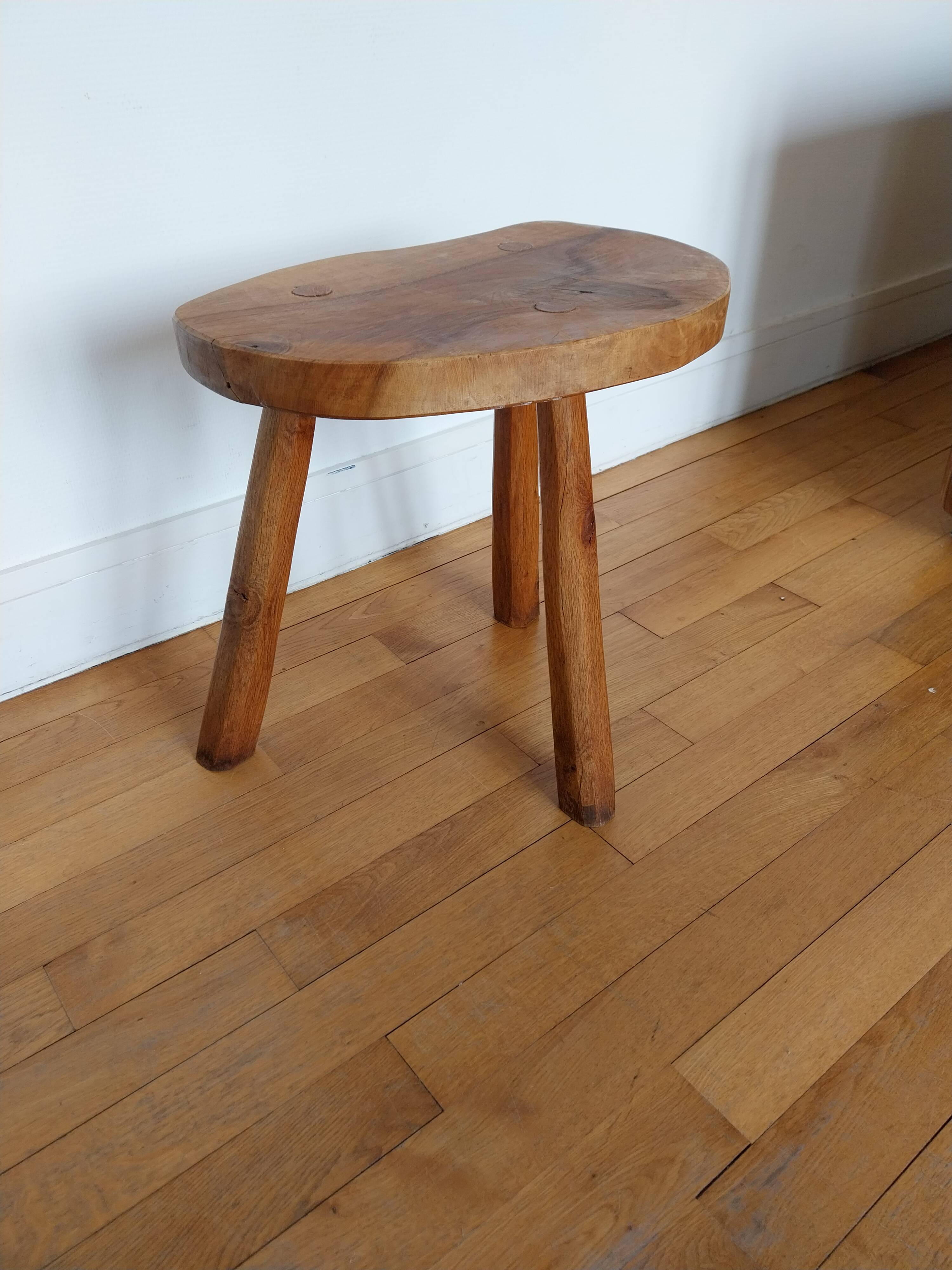 tabouret tripode brutaliste bois massif brutalisme