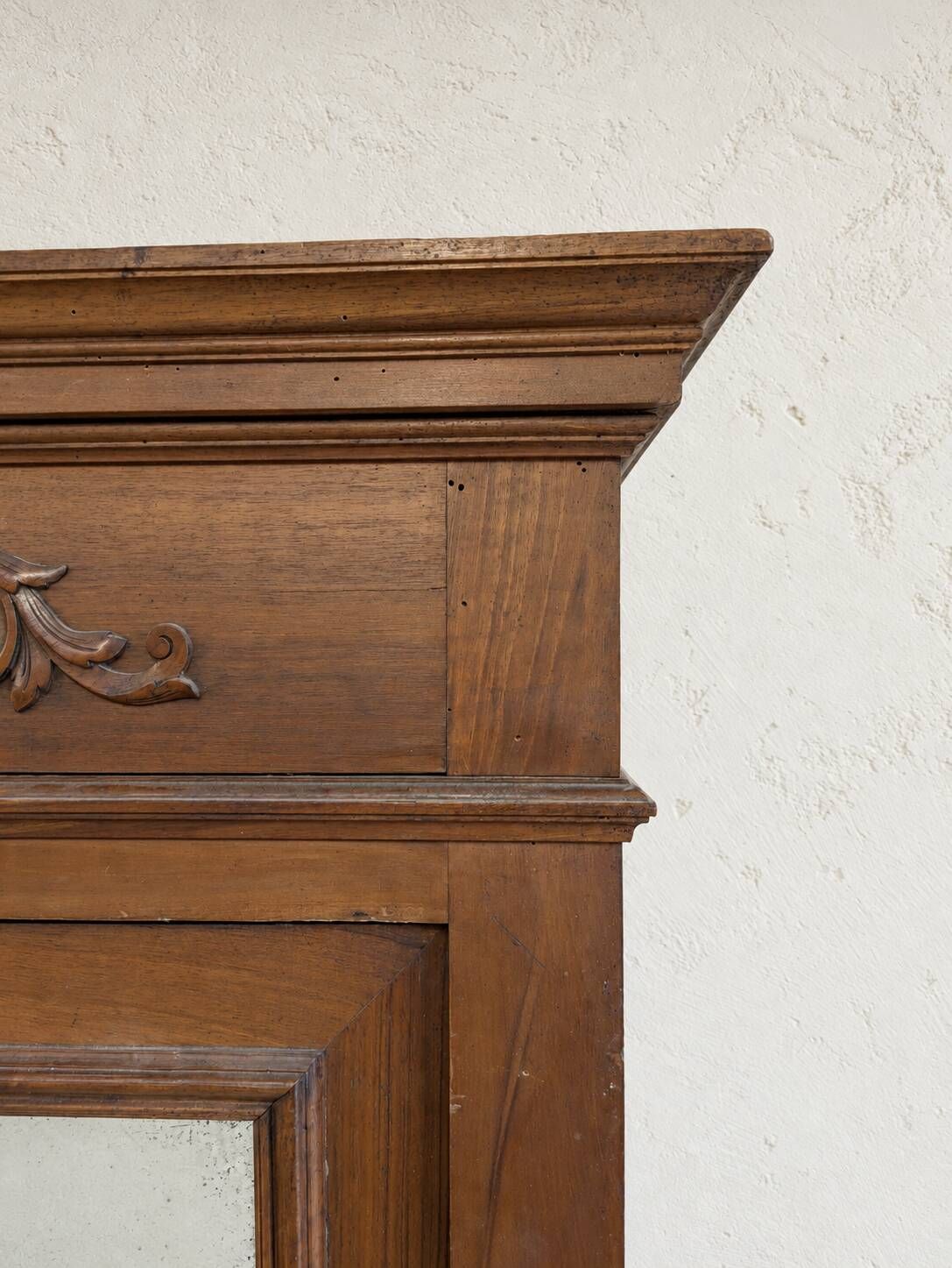 Armoire ancienne à miroir et décors sculptés