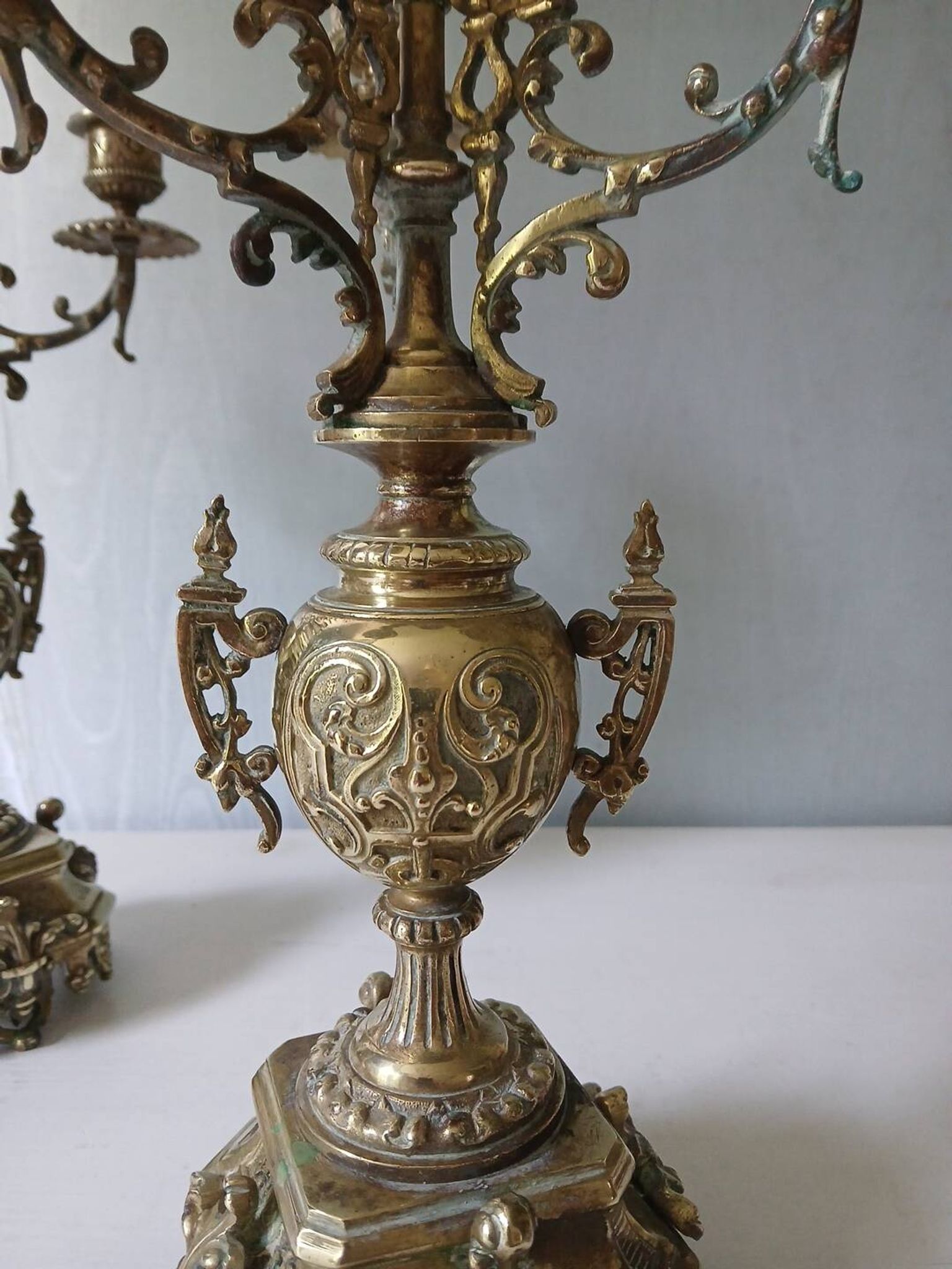 Paire de chandeliers bronze style Louis XVI – 4 feux – 38 cm