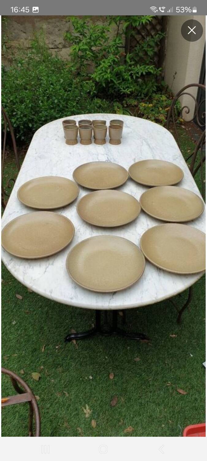 8 assiettes en grès