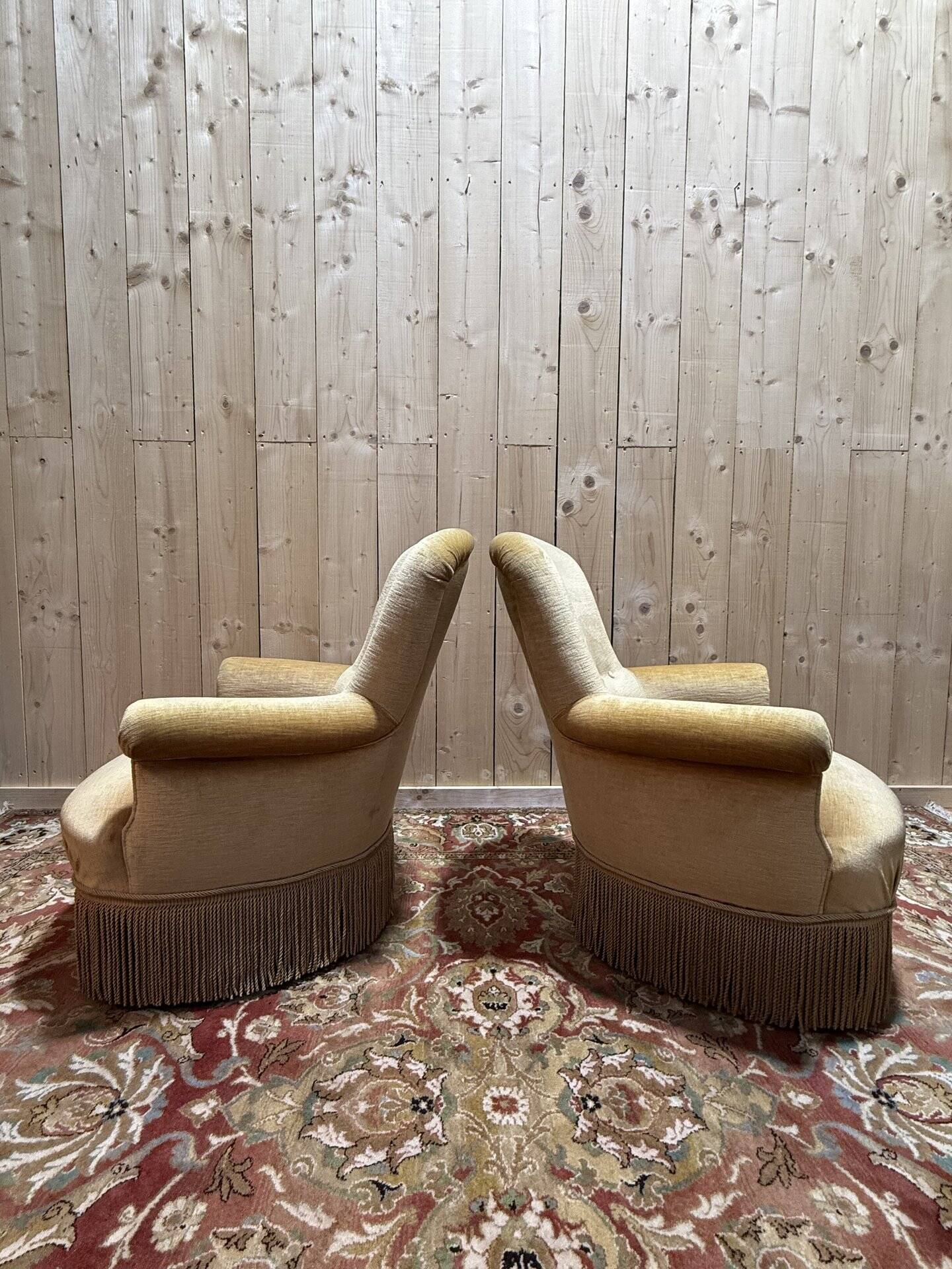 Pair of English-style armchairs in yellow velvet