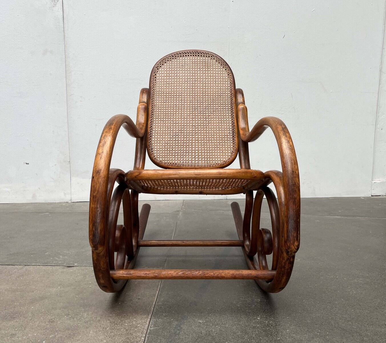 Curved wooden rocking chair Art Nouveau Jugendstil by Fischel, Austria, 1910s