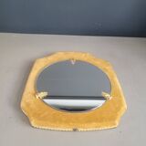 Miroir ancien avec cadre en velours moutarde