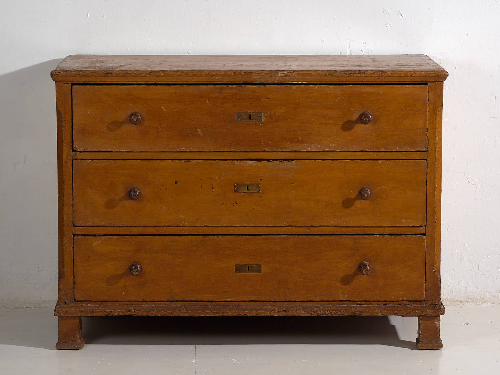 Commode ancienne à trois tiroirs (vers 1920)
