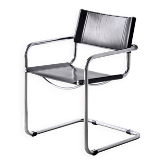 Chaise avec accoudoirs cuir Bauhaus vintage dlg Breuer ou Stam, 1970.