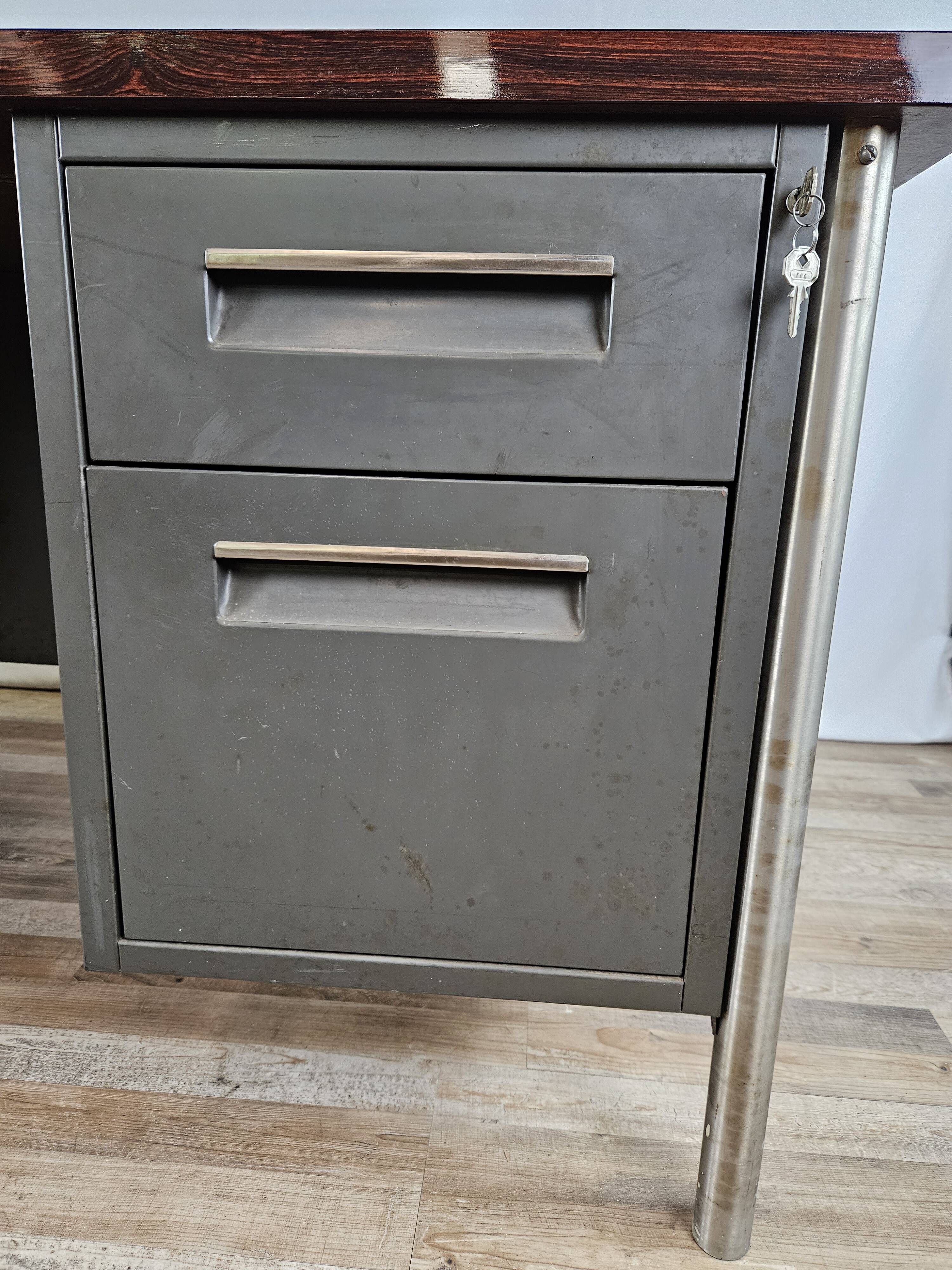 Bureau de direction avec plateau en stratifié palissandre par Mobiltecnica Torino