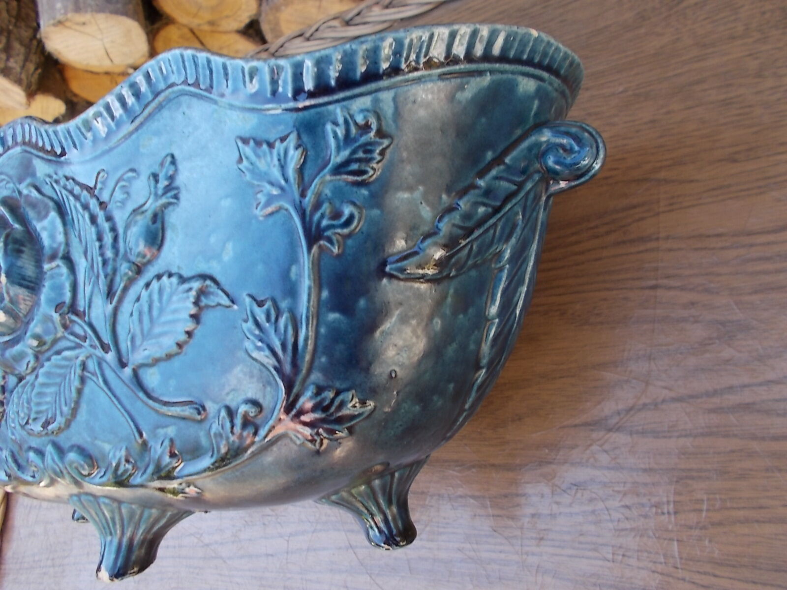 Gardener in blue earthenware