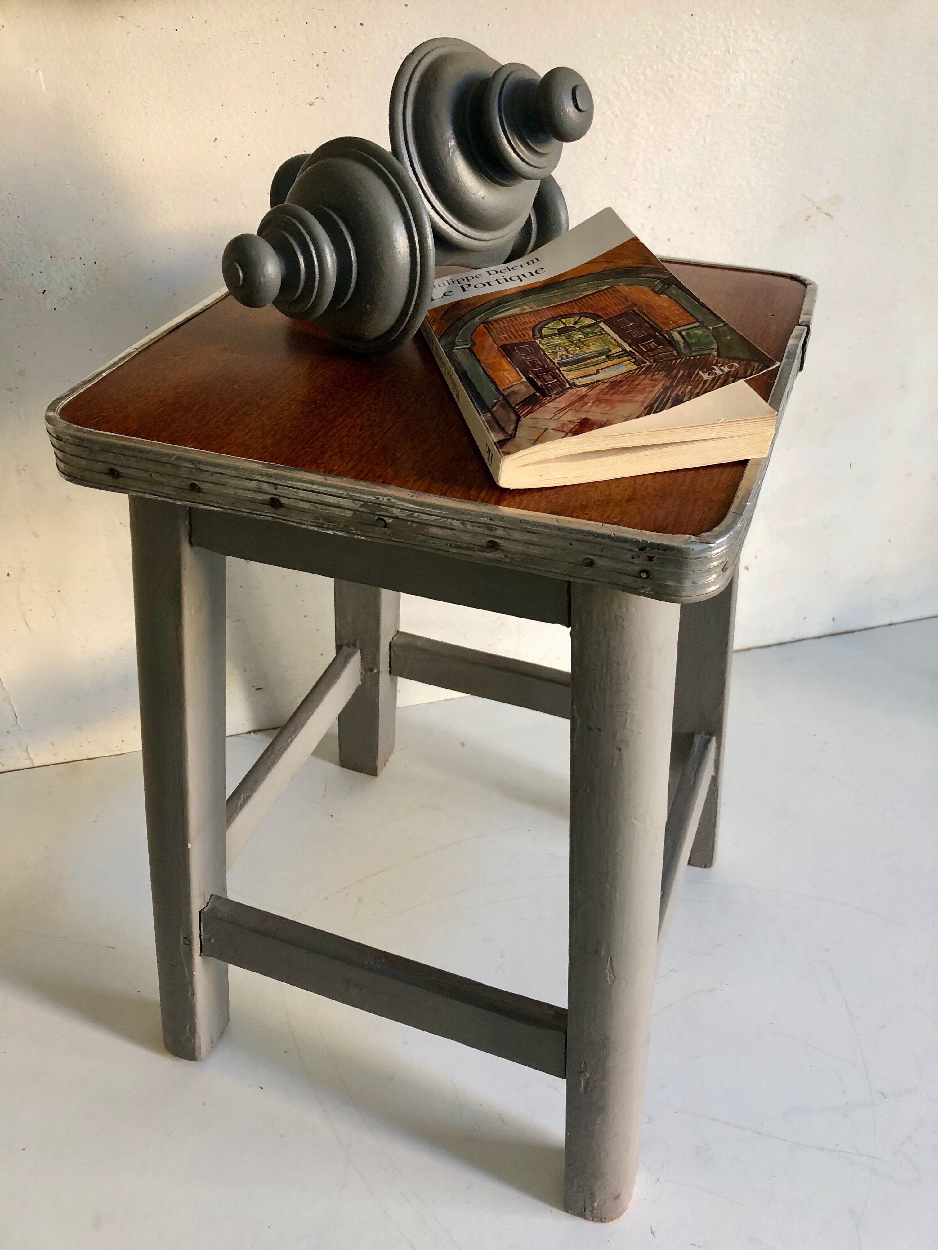 Circled, 1950s formica seat