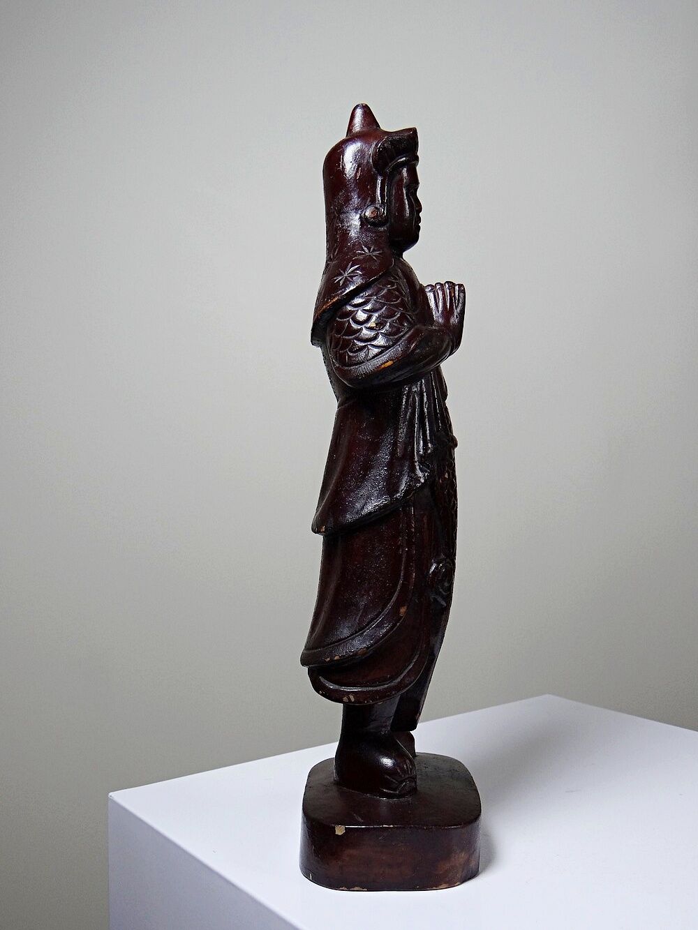 Asian statuette, popular art in carved monoxyle wood, vintage 1930-1960.