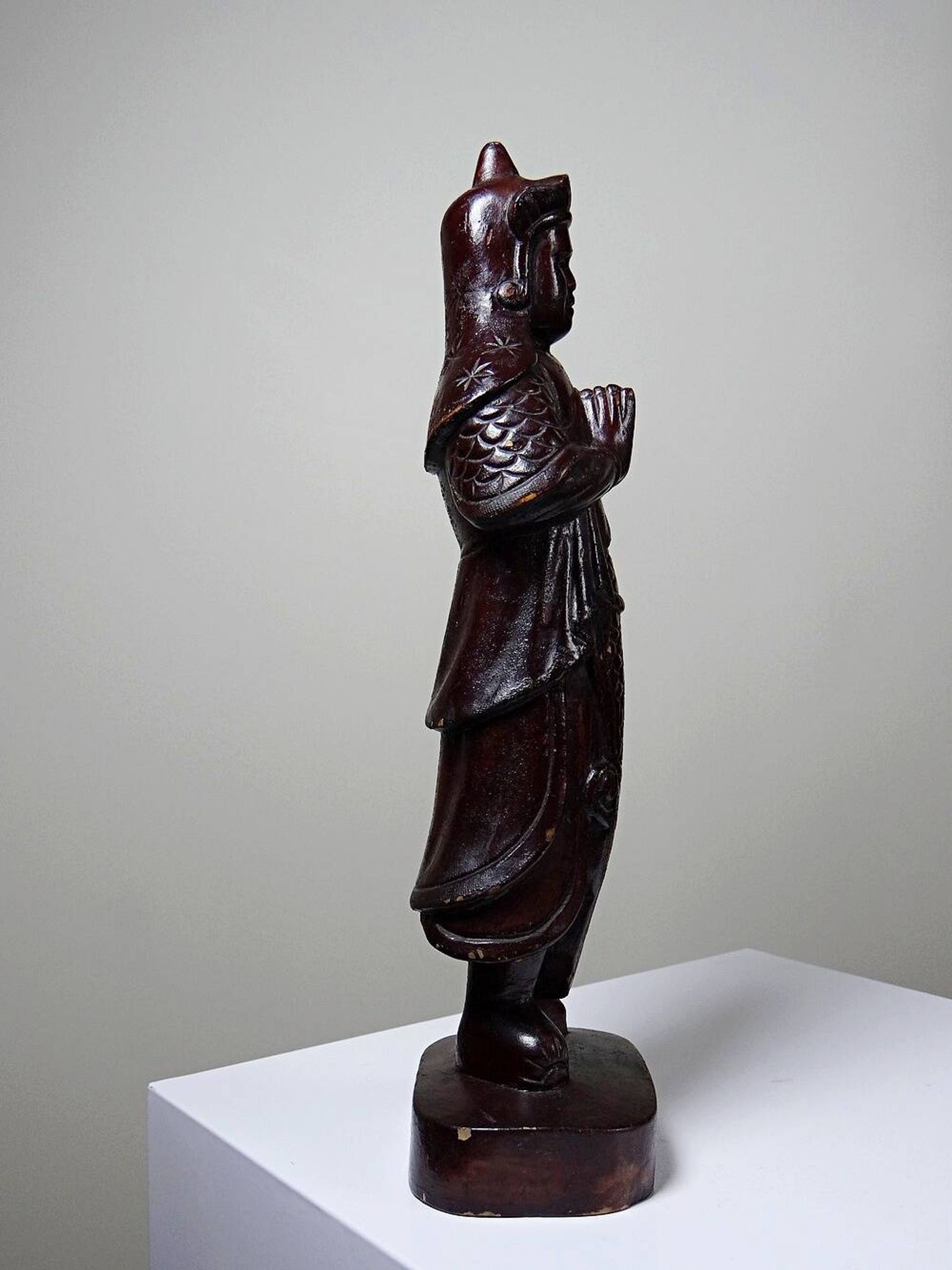 Asian statuette, popular art in carved monoxyle wood, vintage 1930-1960.