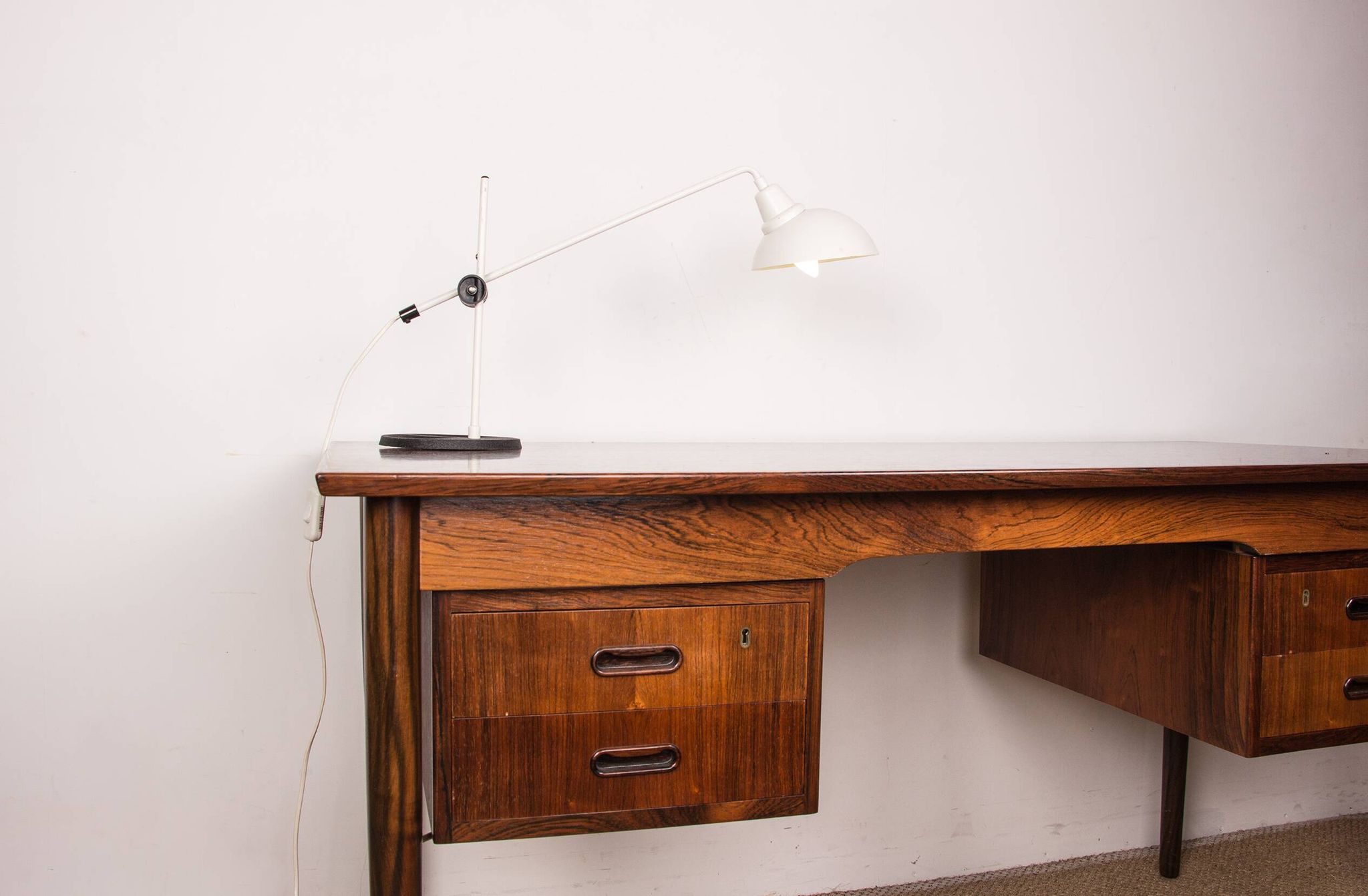 Lampe de bureau inclinable en métal blanc 1960.