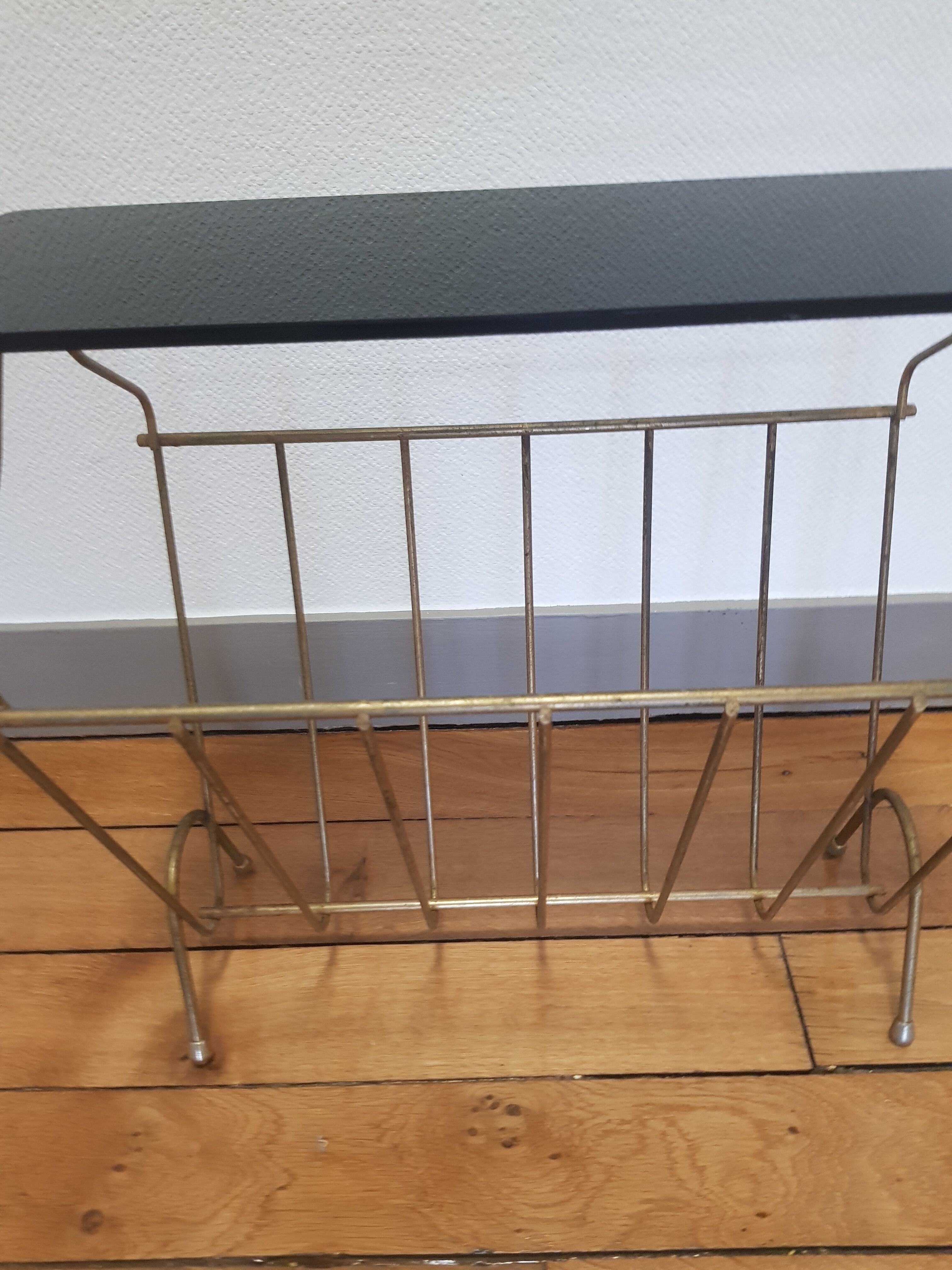 Magazine holder with glass tablet