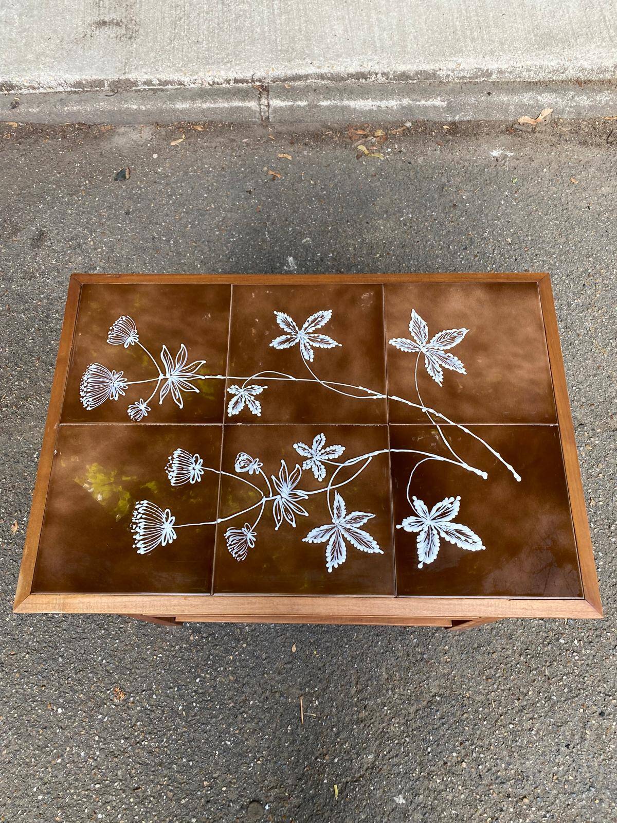 Solid wood and ceramic kitchen shelf