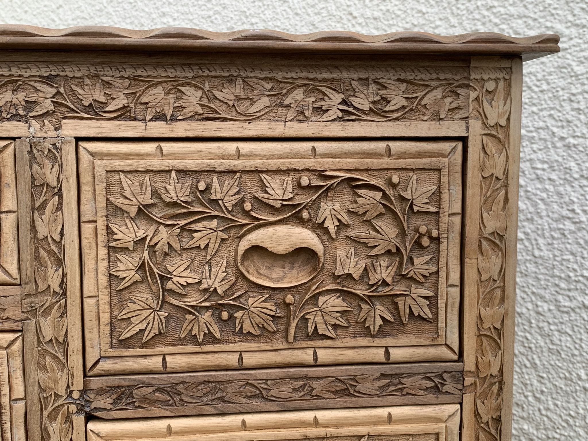 Commode vintage basse Padouk Massif sculpté 1950