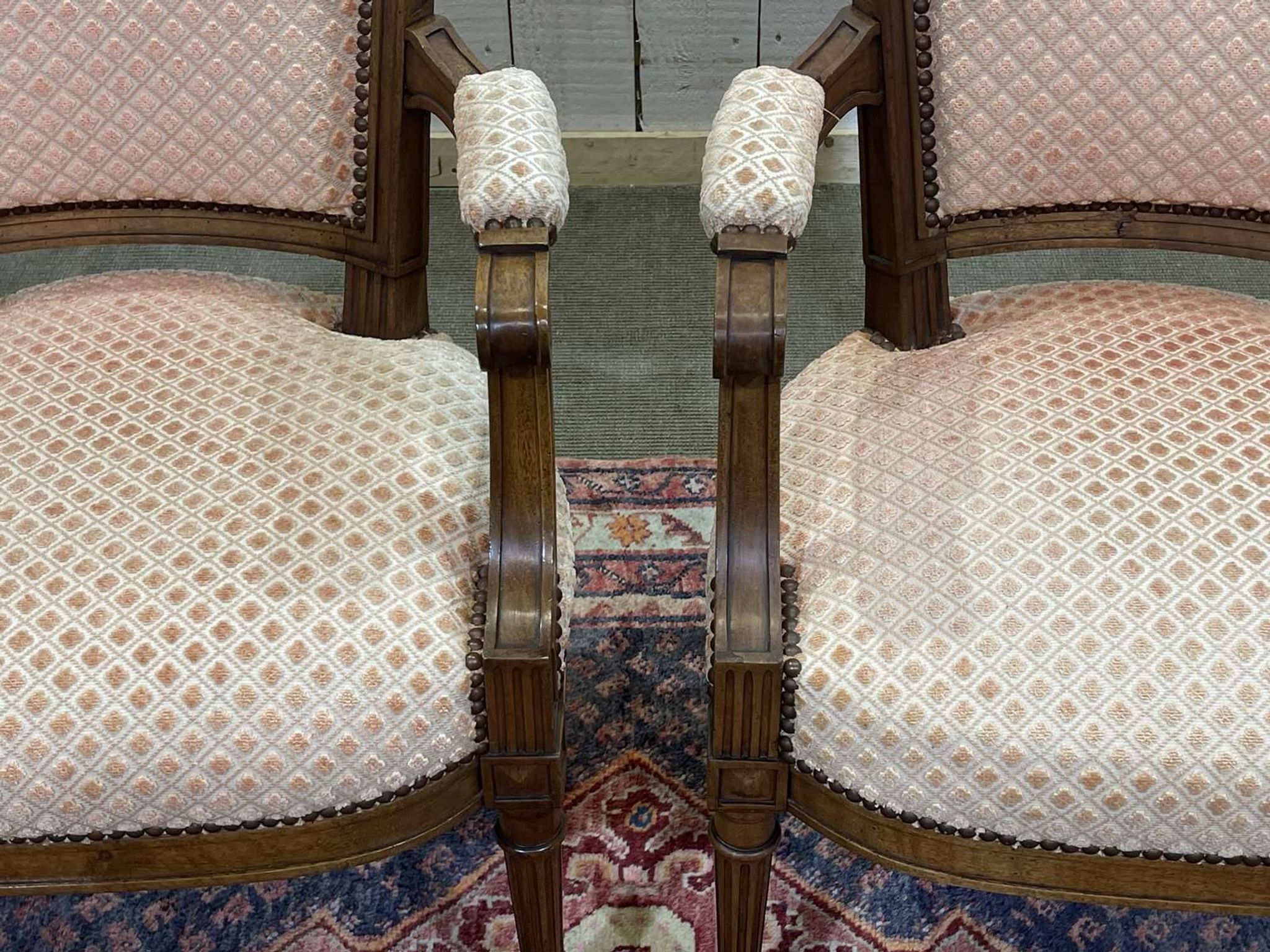 Paire de fauteuils Louis XVI début XXème en noyer