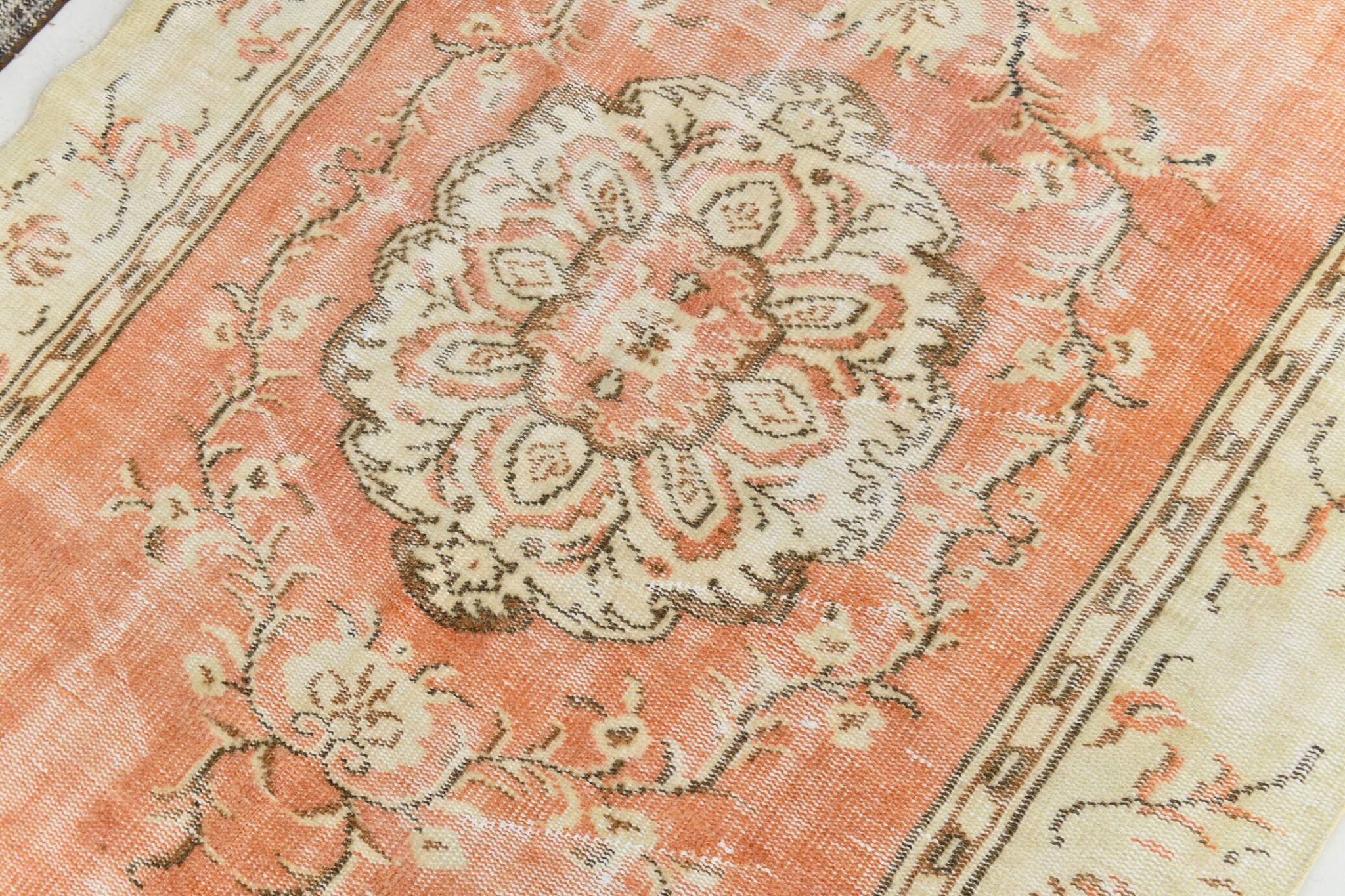 Tapis vintage classique saumon et crème 4x7, 134 x 220 cm