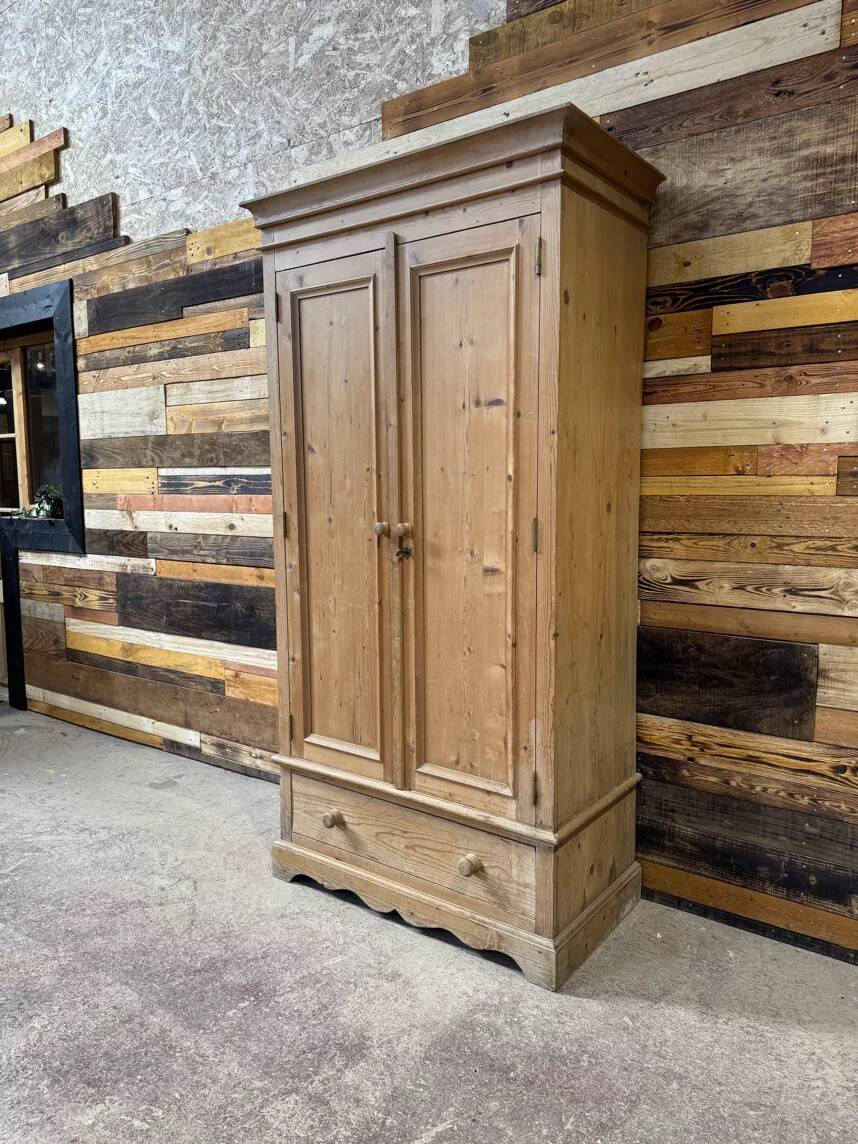 Red fir wardrobe - Compact & Authentic format